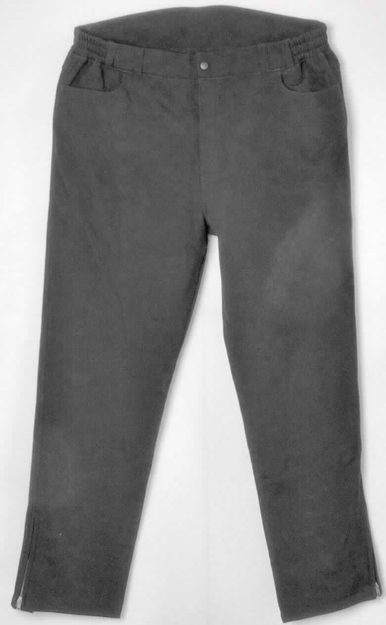 Lange Hose, in Erwachsenengröße, Foto siehe Anlage,
- lt. Antrag:
-- aus ca. 1,8 mm dicken, dreilagigen Flächenerzeugnissen mit einer dreilagigen Flächenerzeugnissen 
   der Position 5903 mit einer Außenlage (Schauseite) aus einfarbigen Geweben, einer Zwischenlage aus 
   einer Kunststofffolie und einer Innenlage aus beidseitig gerauten Gewirken (somit keine Kleidung der Position 
   6203); alle Spinnstoffe aus synthetischen Chemiefasern,
-- in der Taille abschließend; mit einem angesetzten, nach hinten hin breiter werdenden Taillenbund mit 
   Gürtelschlaufen; an den Seiten elastisch verengt (gesmokt),
-- vorn mit einer Öffnung mit Reißverschluss und einer von links über rechts mit einem Druckknopf zu schließenden
   Patte (Männerkleidung),
-- vorn und hinten mit jeweils zwei eingesetzten Taschen, wobei die Gesäßtaschen mit Reißverschlüssen zu 
   schließen sind,
-- mit knöchellangen Hosenbeinen; 
-- an den Beinabschlüssen durch Umschlagen und Festnähen gesäumt und jeweils mit einer ca. 21 cm hoch 
   reichenden Öffnung mit Reißverschluss ausgestattet,
- insbesondere im Hinblick auf das äußere Erscheinungsbild bestimmen die Gewebe der Außenlage (Schauseite)
  den wesentlichen Charakter des Flächenerzeugnisses.

"Kleidung (lange Hose), aus Erzeugnissen der Position 5903, aus Geweben, für Männer"