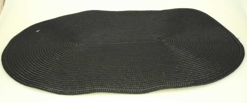 Ware zur Innenausstattung, sog. Platzset, Artikel 26710, Foto siehe Anlage,
- oval; in den Abmessungen: 45 cm x 30 cm,
- laut Untersuchungsergebnis bestehend aus einem flachen Geflecht der Position 5808 aus
  0,7 cm breiten, einfarbigen Bändern aus überwiegend (und somit charakterbestimmend) 
  etwa 1 mm breiten Streifen aus synthetischer Spinnmasse (laut Antrag aus Polypropylen)
  sowie aus Garnen aus Chemiefasern,
- aufgrund der Streifenbreite von weniger als 5 mm keine Ware des Kapitels 39,
- spiralförmig zusammengenäht (konfektioniert),
- wird insbesondere wegen der Art des Geflechts und der Steifheit des Materials üblicherweise
  nicht gewaschen (somit keine Tischwäsche der Position 6302) und kennzeichnet sich aufgrund
  des Verwendungszwecks als Ware zur Innenausstattung.
 
"Andere Ware zur Innenausstattung (Platzset), aus einem Geflecht aus Streifen aus synthetischer 
Spinnmasse (charakterbestimmend) und aus synthetischen Chemiefasern"