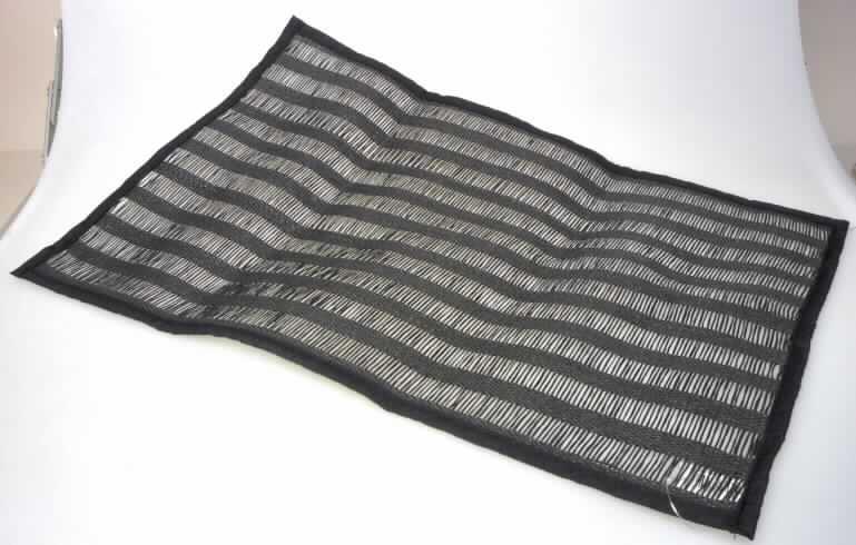 Ware zur Innenausstattung, sog. Platzset, Artikel 26700, Foto siehe Anlage,
- rechteckig; in den Abmessungen: 45 cm x 31 cm,
- laut Untersuchungsergebnis bestehend aus einem Gewebe aus gefalteten und gedrehten
  Papiergarnen der Position 5308 (Meterware der Position 5311), somit keine Ware aus
  Flechtstoffen des Kapitels 46 und keine Ware aus Papier des Kapitels 48,
- an den Rändern mit einer 1 cm breiten Einfassung aus Geweben (konfektioniert),
- wird insbesondere wegen des Materials üblicherweise nicht gewaschen und kennzeichnet
  sich aufgrund des Verwendungszwecks und der Ausstattung als Ware zur Innenausstattung 
  (somit keine Tischwäsche der Position 6302).

"Andere Ware zur Innenausstattung (Platzset) aus Geweben aus Papiergarn"