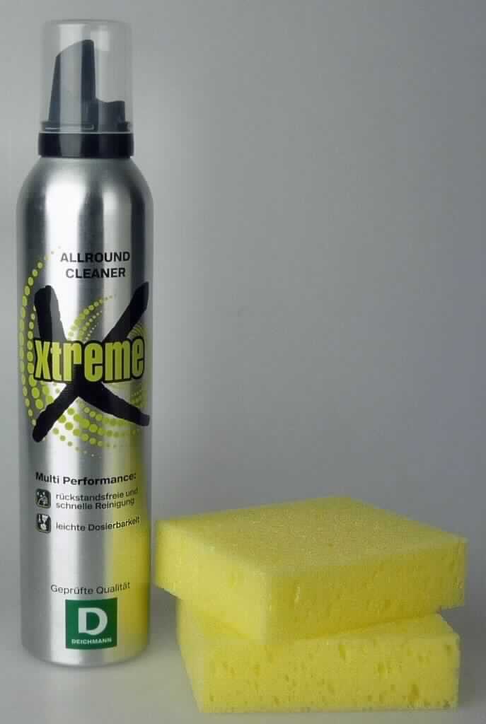 Angaben: XTREME multi performance allround cleaner; Reinigungsschaum für Lederwaren, dient zur Entfernung von hartnäckigen Verschmutzungen; Anwendung: Schaum direkt oder bei empfindlichen Ledersorten nicht direkt auf die zu reinigende Flächen sprühen, kurz einwirken lassen, mit Tuch oder Schwamm putzen und polieren (bei Glattleder); zusammengesetzt aus grenzflächenaktiven Stoffen, pflegenden Stoffen (z.B. Silikon), Konservierungsmitteln, Duftstoffen und Treibgasen.

Warenbeschreibung: 
Dreiteilige Warenzusammenstellung, bestehend aus zwei Schwämmen und einem Reinigungsschaum, für den
Einzelverkauf aufgemacht (Blisterumverpackung) und zur Befriedigung eines gemeinsamen Bedarfs zusammengestellt, bestehend aus:
- zwei gelben, quaderförmigen Kunststoffschwämmen (Abmessungen: ca. 9 cm x 7 cm x 2,5 cm),
- 250ml-Sprühdose, gefüllt mit weißem Reinigungsschaum: Kombination aus Reinigungsmittel (Position 3402) und Schuhpflegemittel (Position 3405). Da sowohl der Reinigungs- als auch der Pflegevorgang von gleicher Bedeutung sind, kann kein charakterbestimmender Bestandteil/Verwendungszweck nach AV 3 b) ermittelt werden und die Ware ist unter Anwendung der AV 3c) in die Position 3405 einzureihen.

Befund: Für den Einzelverkauf aufgemachte Warenzusammenstellung aus Reinigungsschaum und Schwämmen, im Hinblick auf die Verwendung und den Wert wird der Reinigungsschaum (Schuhpflegemittel) als charakterbestimmend angesehen.