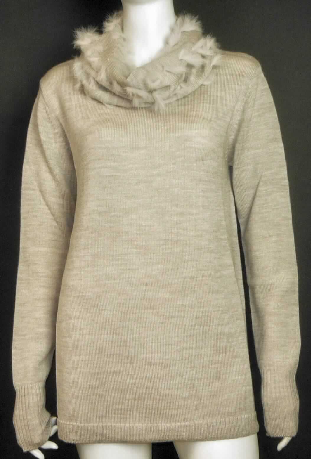 Pullover, sog. Jurien Bay Pullover, Art. W04069, Größe S, Foto siehe Anlage,
- aus ca. 1,7 mm dicken, buntgewirkten Gewirken (melierte Garne) aus laut Antrag 100 % Wolle,
- mit einem Stückgewicht von ca. 336 g,
- fast bis zum Schritt reichend (Rückenlänge: ca. 68 cm), 
- mit einem runden, halsnahen Ausschnitt,
- mit einem abknöpfbaren Rollkragen, der mit schmalen, eingezogenen Streifen aus Pelzfell verziert ist,
- ohne Öffnung und ohne Verschluss,
- ohne Hinweise auf den Trägerkreis (unisex),
- mit langen Ärmeln, an den Ärmelenden mit abgepasst, gerippt gewirkten Bündchen, 
- mit einem nicht verengenden, abgepasst gewirkten Abschluss am unteren Rand.

"Pullover, aus Gewirken, aus Wolle, mit einem Stückgewicht von weniger als 600 g, für Frauen"
