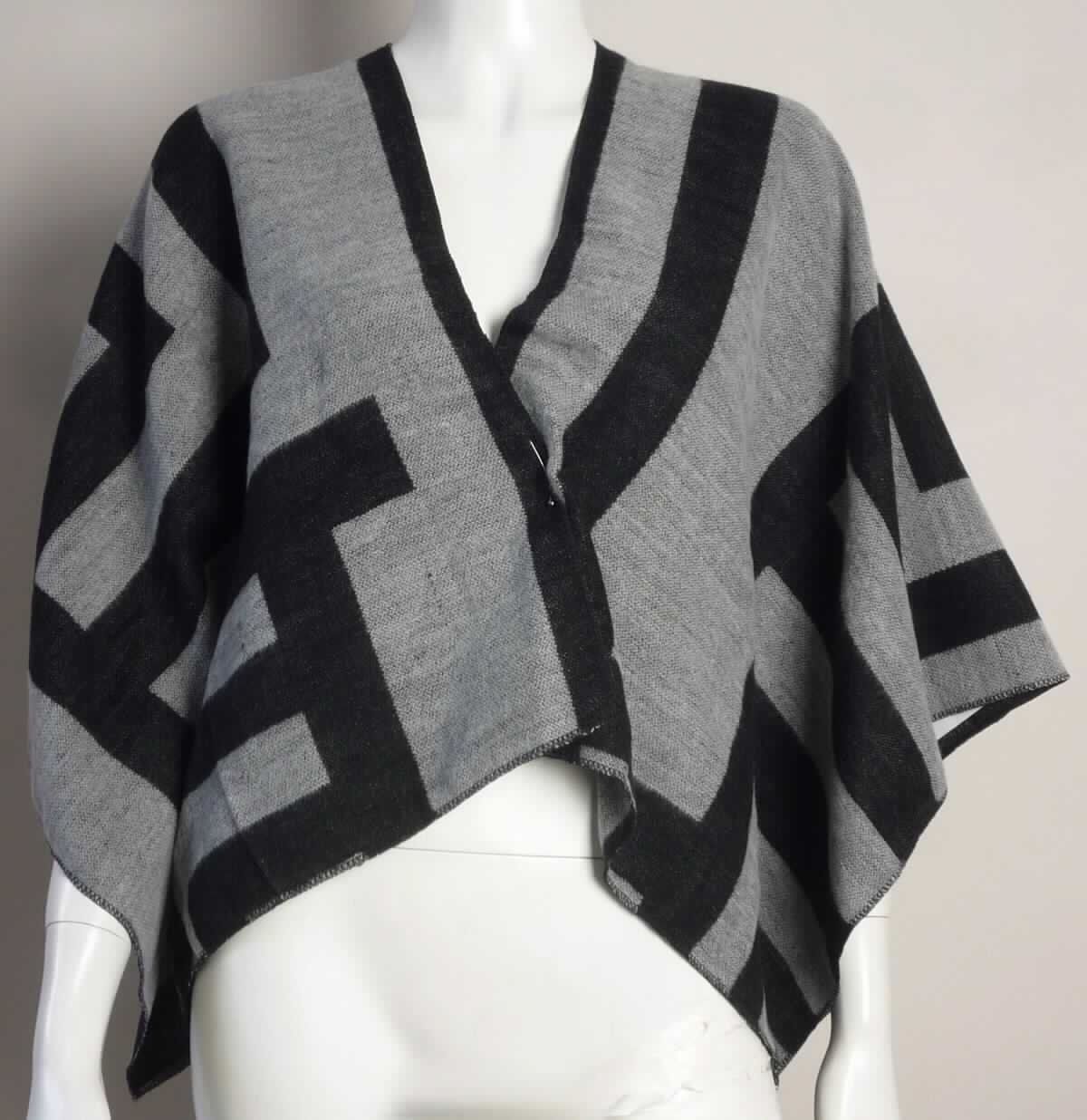 Umschlagtuchähnliche Ware, sog. Mädchen-Poncho (Teenager), Foto siehe Anlage,
- rechteckig; laut Antrag in den Abmessungen (L x B): 130 cm x 100 cm,
- aus ca. 1,5 mm dicken, buntgewebten Geweben aus laut Antrag 100 % Polyacryl (synthetische Chemiefasern), 
- in der Mitte einer Schmalseite mit einer bis etwa zur Mitte der Länge reichenden Aussparung,
- ohne Verschluss,
- vorn und seitlich offen; die Schultern, Teile der Arme und den Oberkörper bedeckend (somit keine Ware der
  Position 6202), 
- an den Längs- und Schmalseiten durch Überwendlichnähte gesäumt (u. a. damit konfektioniert),
- ohne Hinweise auf Handarbeit,
- stellt sich als Bekleidungszubehör dar, somit keine Ware der Position 6211.

"Umschlagtuchähnliche Ware, aus Geweben, aus synthetischen Chemiefasern, nicht handgearbeitet"