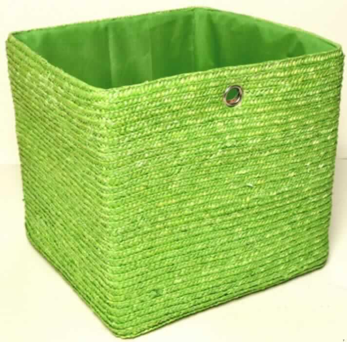 Flechtstoffkorb (siehe Foto),
- rechteckig, mit den Abmessungen von ca. 34 x 32 x 32 cm (Länge x Breite x Höhe),
- charakterverleihend aus ca. 1,6 cm breiten Streifen aus Geflechten aus pflanzlichen
  Flechtstoffen (lt. Angabe im Antrag aus Stroh) zusammengenäht, damit aus bereits
  miteinander verbundenen Waren der Position 4601 hergestellt,
- mit einer an einer Seite angebrachten ringförmigen Öffnung aus Metall (ca. 2 cm
  Durchmesser),
- innen mit einem Spinnstoffgewebefutter (lt. Angaben auf dem Warenetikett: Polyester)
  ausgestattet,
- ohne Hinweise auf eine Fertigung in Handarbeit.

Die Ware ist somit als "Flechtstoffware, aus Waren der Position 4601 hergestellt, aus anderen pflanzlichen Stoffen als Bambus oder Rattan, andere als Flaschenhülsen aus Stroh, nicht handgearbeitet" in die Codenummer 4602 1999 90 0 einzureihen.