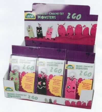 Häkelset Monster to Go, Art. 42525, Foto siehe Anlage,
- Warenzusammenstellung, bestehend aus drei Garnen, einem Filzzuschnitt, einer Häkel- und einer Nähnadel, 
  einem Nadeleinfädler, einem Knopf, einem Schlüsselring, einer Schere, Füllmaterial und einer Anleitung,
- gemeinsam in einer bedruckten Faltschachtel für den Einzelverkauf aufgemacht und zur Befriedigung eines 
  speziellen Bedarfs zusammengestellt,
- Garne:
-- jeweils als Meterware im "Knäuel", 
-- laut Antrag mit einer Länge von 12 m (pink) bzw. 2,5 m (schwarz und grün) und einem Gewicht von ca. 6 g (pink)
   bzw. 1 g (schwarz und grün), somit in Aufmachung für den Einzelverkauf,
-- aus Spinnfasern aus laut Antrag 100 % Acryl (synthetische Spinnfasern),
-- gezwirnt, mit einer S-Drehung als letzter Drehung, u. a. damit kein Nähgarn,
-- mit einem Titer von ca. 5.000 dtex (pink) bzw. ca. 4.000 dtex (schwarz und grün), somit kein Bindfaden der 
   Position 5607,
- Filzzuschnitt: 
-- quadratisch zugeschnitten; laut Antrag in den Abmessungen (L x B) von 4 cm x 4 cm,
-- aus laut Antrag Filz aus Spinnstoffen,
- Häkelnadel:
-- laut Antrag mit einer Länge von 14,8 cm,
-- aus laut Antrag Metall, 
- Nähnadel:
-- laut Antrag mit einer Länge von 5 cm,
-- aus laut Antrag Metall,
-- mit zugespitztem Stift an einem Ende und einem Nadelöhr am anderen Ende,
- Nadeleinfädler:
-- mit einer Länge von ca. 4 cm,
-- aus laut Antrag Metall,
- Knopf:
-- laut Antrag mit einem Durchmesser von 8 mm,
-- aus laut Antrag Kunststoff,
-- mittig mit zwei Löchern ausgestattet und zum Annähen bestimmt,
- Schlüsselring:
-- laut Antrag mit einem Durchmesser von 22 mm,
-- aus augenscheinlich unedlem Metall,
- Schere:
-- mit Scherenblättern aus augenscheinlich unedlem Metall und Griffen aus Kunststoff,
-- mit einer abgerundeten Spitze,
- Füllmaterial:
-- in Form eines "Päckchens" aus augenscheinlich thermisch verfestigtem Vliesstoff aus Spinnstoffen, das mit 
   Fasern aus augenscheinlich Chemiefasern gefüllt ist,
- Anleitung:
-- in Form einer Broschüre aus Papier, mit Text und Abbildungen bedruckt,
- keine Ware der Position 9503, da Häkeln als Handarbeit weder eine Freizeitbeschäftigung darstellt noch der
  spielerischen Unterhaltung von Kindern dient,
- dient laut Antrag zum Herstellen von Monster-Schlüsselanhängern,
- im Hinblick auf den Wert und die Menge verleihen die Garne der Warenzusammenstellung ihren wesentlichen 
  Charakter.

"Garn aus synthetischen Spinnfasern, kein Nähgarn, in Aufmachungen für den Einzelverkauf, mit einem Anteil
 an synthetischen Spinnfasern von mehr als 85 GHT"