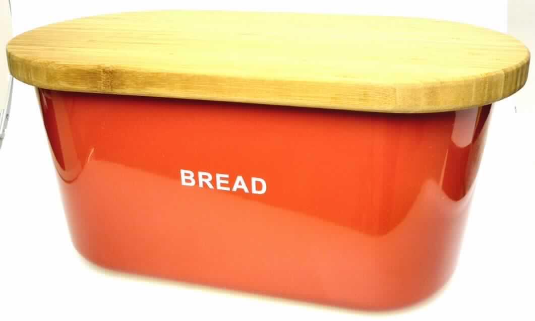 Zusammengesetzte Ware bestehend aus
- einer sog. "Brotbox" mit den Abmessungen von etwa 37 cm x 21,5 cm x 17,5 cm,
-- aus -lt. Antragsangaben- Melamin, einem Kunststoff im Sinne der Anmerkung 1 zu Kapitel 
   39, 
-- auf einer Längsseite der roten Box mit dem Aufdruck "BREAD" versehen,
-- auf der Unterseite mit vier rutschhemmenden Füßchen ausgestattet und
- einem Deckel mit den Abmessungen von etwa 39 cm x 23 cm x 2 cm,
-- aus -lt. Antragsangaben- Bambus,
-- passgenau gearbeitet für die Brotbox,
-- auf der Schauseite glatt gearbeitet,
-- auf der Unterseite durch eine umlaufende Rille passgenau für die Box gearbeitet,
-- zusätzlich mit sieben weiteren ausgearbeiteten Rillen, um als Schneidebrett genutzt zu 
   werden.

Die Ware ist in mit Styroporteilen und eine Kunststofftüte in einem mit Artikelinformationen bedruckten Umkarton zum Einzelverkauf aufgemacht.

Der Kunststoff bestimmt nach dem Umfang und seiner Bedeutung in Bezug auf die Verwendung (Aufbewahrung von Brot) den Charakter der zusammengesetzten Ware.

Derartige Erzeugnisse sind zolltariflich als "Artikel für den Tisch- oder Küchengebrauch, aus Kunststoffen" einzureihen.