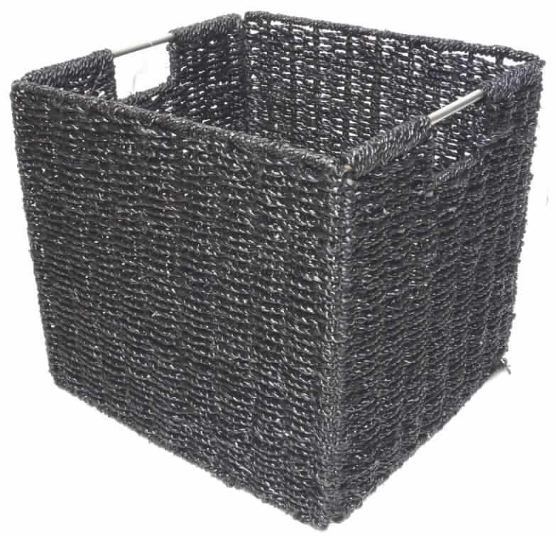 Flechtstoffkorb (siehe Foto),
- rechteckig, mit den Abmessungen von ca. 34 x 32 x 32 cm (Länge x Breite x Höhe),
- charakterverleihend aus ca. 0,6 cm breiten Streifen aus Geflechten aus pflanzlichen
  Flechtstoffen (jeweils in Längsrichtung rund zusammengedrehte getrocknete Blätter, lt.
  Angaben im Antrag aus Seegras) zusammengefügt, damit aus bereits miteinander
  verbundenen Waren der Position 4601 hergestellt,
- mit einem Grundgerüst aus unedlem Metall,
- an zwei Seiten mit Eingriffen zum Tragen des Korbes ausgestattet,
- mit einklappbarem Bodenteil, dadurch flach zusammenlegbar,
- ohne Hinweise auf eine Fertigung in Handarbeit.

Die Ware ist somit als "Flechtstoffware, aus Waren der Position 4601 hergestellt, aus anderen pflanzlichen Stoffen als Bambus oder Rattan, andere als Flaschenhülsen aus Stroh, nicht handgearbeitet" in die Codenummer 4602 1999 90 0 einzureihen.