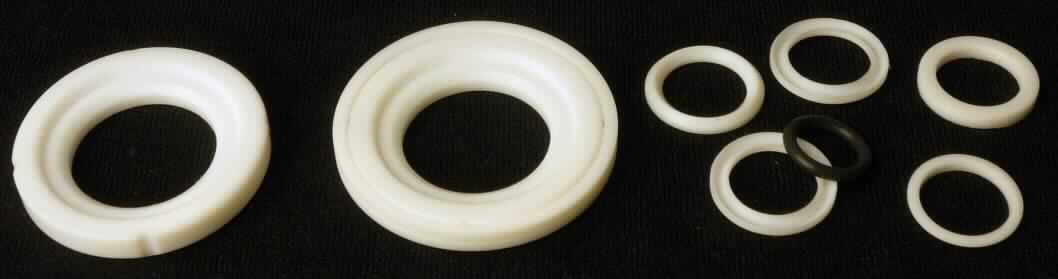 Dichtungssatz, aus

- 2 Kugelsitzringen aus weißem Kunststoff (PTFE) mit einem Außendurchmesser von ca. 43 mm, einem Innendurchmesser von ca. 24 mm, einer Dicke von ca. 6 mm,
- 2 Gehäusedichtringen aus weißem Kunststoff (PTFE) mit einem Außendurchmesser von ca. 48 mm, einem Innendurchmesser von ca. 43 mm, einer Dicke von ca. 2 mm,
- einem sog. O-Ring aus schwarzem Kautschuk (NBR) mit kreisförmigem Querschnitt (Durchmesser ca. 2 mm) und einem Außendurchmesser von ca. 15 mm, sowie
- 5 weiteren Dichtringen aus weißen Kunststoff (PTFE) mit einem Außendurchmesser von ca. 20 mm und einem Innndurchmesser von ca. 13 mm,
gemeinsam verpackt in einem Beutel aus transparenter Kunststofffolie, als Ersatzteil zum Austausch verschlissener Dichtungen in Kugelhahn-Armaturen.

Die Ware ist als "Satz von Dichtungen verschiedener stofflicher Beschaffenheit, in einem Beutel gemeinsam verpackt, nicht für zivile Luftfahrzeuge" einzureihen.