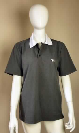 Hemd, sog. Herren Polo "Neverrest", Artikel 40890, Größe XS, Foto siehe Anlage,
- aus 0,8 mm dicken, einfarbigen (grauen) Gewirken aus laut Antrag 65% Polyester (synthetische Chemiefasern)
  und 35% Baumwolle; mit durchschnittlich mehr als 10 Maschen je linearen Zentimeter in jeder Richtung,
- etwa bis zum Schritt reichend (Rückenlänge: 68 cm),
- mit einem Umlegekragen aus gerippten, kontrastfarbenen (weißen) Gewirken,
- vorn mit einer nicht durchgehenden Öffnung mit Knopfverschluss von links über rechts (Männerkleidung),
- mit kurzen Ärmeln,
- am unteren, geraden Rand umgeschlagen und festgenäht.

"Hemd, aus Gewirken, für Männer, aus synthetischen Chemiefasern"