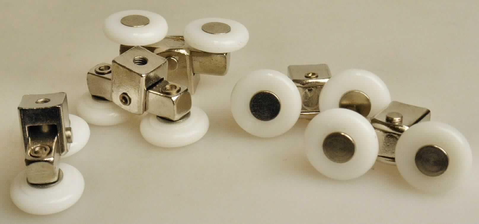 Es handelt sich um Erzeugnisse, im Wesentlichen bestehend aus zwei Rollen, jeweils mit einer Lauffläche aus Kunststoff (Durchmesser x Breite: ca. 17,9 mm x 4,6 mm), die an einer quaderförmigen Befestigungsvorrichtung mit beweglich angebrachtem "Bügel" aus unedlen Metallen befestigt sind. Die Erzeugnisse werden in Duschkabinen eingesetzt und dienen dort als Laufrollen. 
-Antragstellerangaben-

Abbildung siehe Anlage.

Derartige Erzeugnisse gehören als "andere Laufrollen mit Befestigungsvorrichtung aus unedlen Metallen" zur Codenummer 8302 2000 90 0 des Elektronischen Zolltarifs.