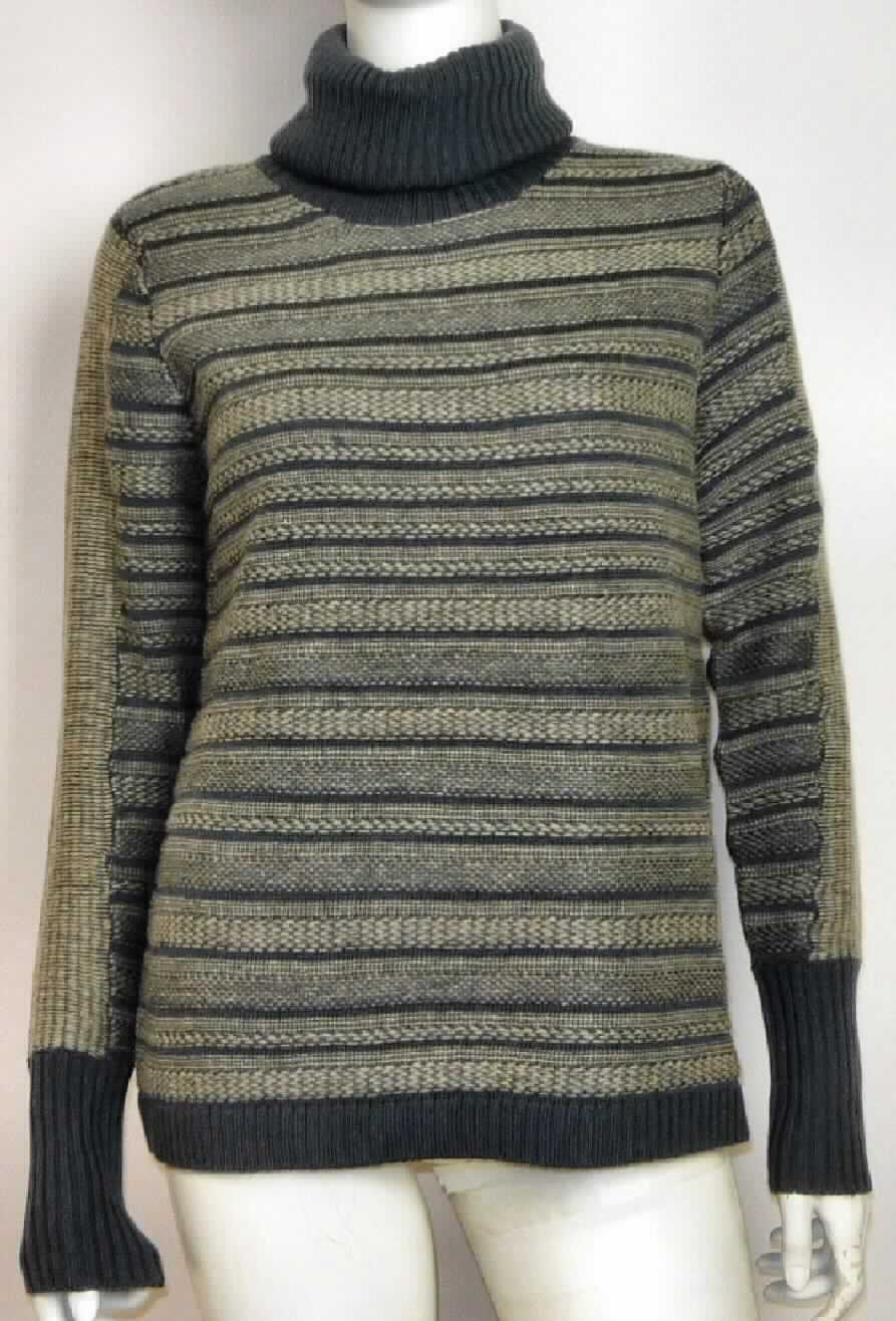 Pullover, sog. Swan Pullover, Art. W04063, Größe S, Foto siehe Anlage,
- aus verschiedenen ca. 2,1 mm dicken, buntgewirkten Gewirken aus lt. Antrag 100 % Merinowolle
- mit einem Stückgewicht von ca. 400 Gramm,
- über die Taille reichend (Rückenlänge: ca. 60 cm),
- mit einem Rollkragen aus einfarbigen, gerippt gewirkten Gewirken,
- ohne Öffnung und ohne Verschluss; ohne Hinweise auf den Trägerkreis (unisex),
- mit langen Ärmeln, mit verengenden Bündchen aus einfarbigen, gerippt gewirkten Gewirken,
- am unteren Rand mit einem gerippt gewirkten Bund. 

"Pullover, aus Gewirken, aus Wolle, mit einem Stückgewicht von weniger als 600 Gramm, für Frauen"