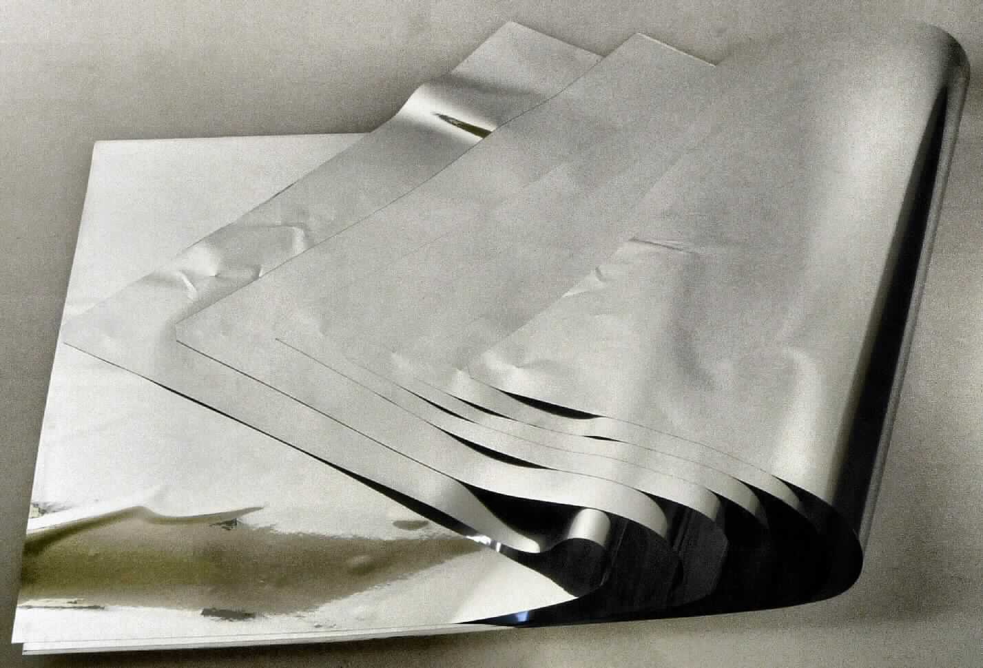 Angaben des Antragstellers:
SRF PCM / Petopa PNCW met
Polyesterfolie (Polyethylenterephthalat, Dicke: 8, 10, 12, 23, 36 oder 50 µm) mit aufgedampfter Aluminiumschicht (0,03 µm).
Rollenware

Untersuchungsergebnisse an einem Warenmuster:
Rechteckige Abschnitte einer silberglänzenden Kunststofffolie aus Polyethylenterephthalat (Dicke (mit und ohne Metallschicht): ca. 12 µm).

Befund:
Es liegt eine Polyethylenterephthalatfolie im Sinne der Position 3920 vor.
Zum spezifischen Oberflächenwiderstand der Folie liegt eine vertrauliche Herstellerangabe vor.