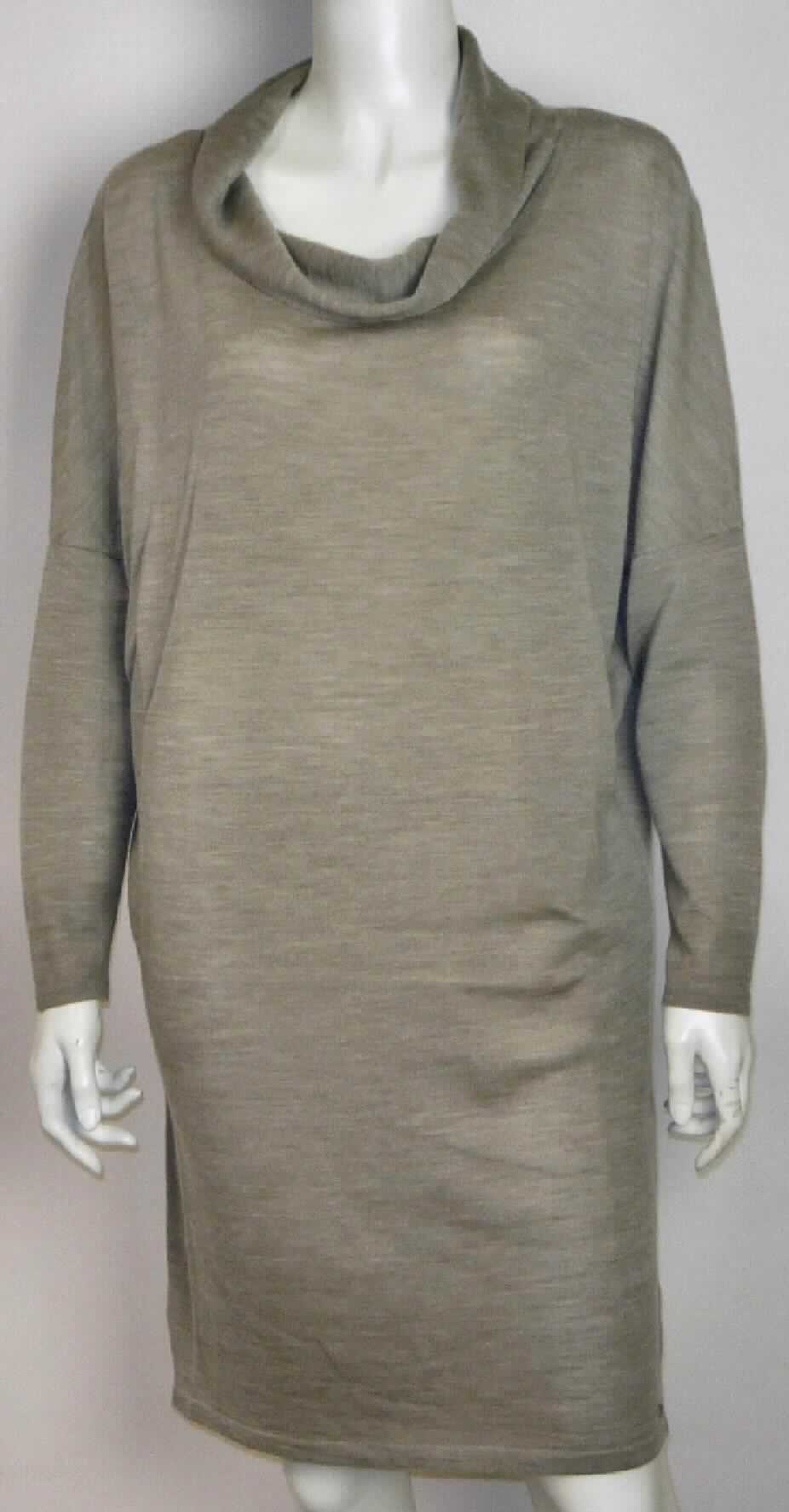 Kleid, sog. Renmark Sweater Dress, Art. W04103, Größe S, Foto siehe Anlage,
- aus ca. 0,7 mm dicken, buntgewirkten Gewirken (melierte Garne) aus laut Antrag 100 % Merinowolle,
- über den halben Oberschenkel reichend (Rückenlänge: ca. 89 cm),  
- mit einem breiten Kragen,
- ohne Öffnung und ohne Verschluss,
- mit langen Ärmeln,
- in Taillenhöhe mit einem durch Schlaufen geführten Bindegürtel,
- am unteren Rand abgepasst gewirkt,
- kann ohne ein weiteres, den Unterkörper bedeckendes Kleidungsstück getragen werden.

"Kleid, aus Gewirken, für Frauen, aus Wolle"