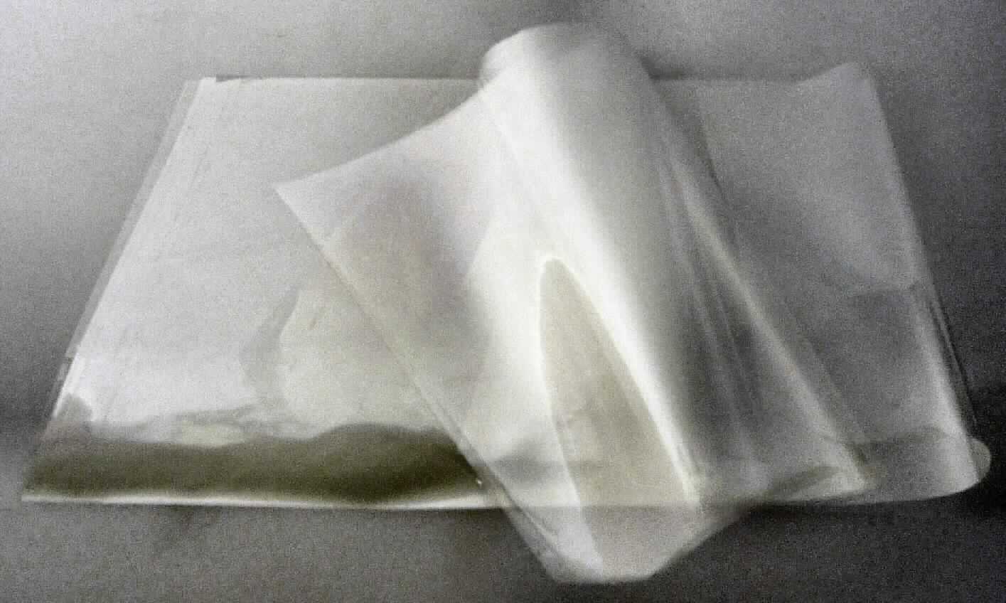 Angaben des Antragstellers:
Polyesterfolie (Polyethylenterephthalat), heißsiegelfähig, unvorbehandelt.
Rollenware

Untersuchungsergebnisse an einem Warenmuster:
Rechteckige Abschnitte einer farblosen bis schwach gräulichen, transparenten Kunststofffolie aus Polyethylenterephthalat (Dicke: ca. 12 µm).

Befund:
Es liegt eine Polyethylenterephthalatfolie im Sinne der Position 3920 vor.