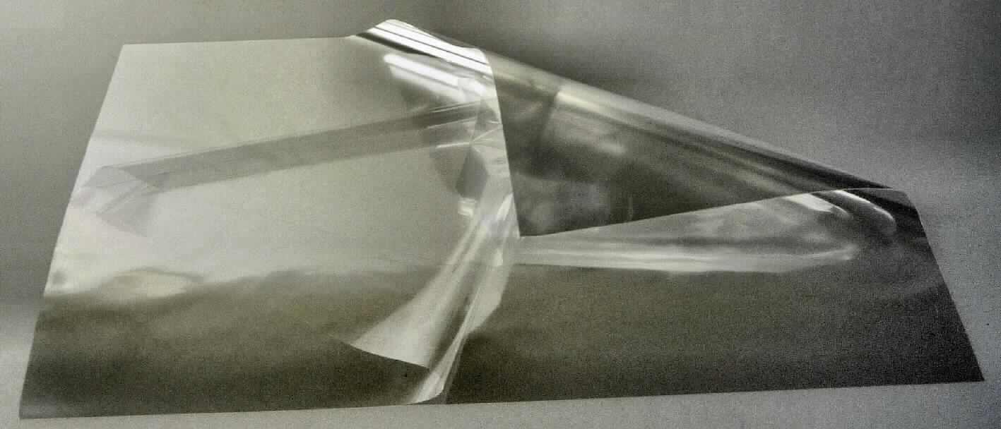 Angaben des Antragstellers:
Polyesterfolie (Polyethylenterephthalat; Dicke: 12, 23 oder 36 µm), isotrop, unvorbehandelt oder einseitig corona dvb (druckvorbehandelt)
Rollenware

Untersuchungsergebnisse an einem Warenmuster:
Rechteckige Abschnitte einer farblosen bis schwach gräulichen, transparenten Kunststofffolie aus Polyethylenterephthalat (Dicke: ca. 12 µm).

Befund:
Es liegt eine Polyethylenterephthalatfolie im Sinne der Position 3920 vor.