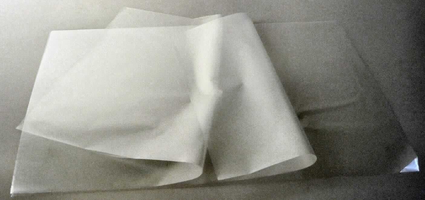 Angaben des Antragstellers:
Polyesterfolie (Polyethylenterephthalat; Dicke: 12, 15, 19 oder 23 µm), matt, unvorbehandelt
Rollenware

Untersuchungsergebnisse an einem Warenmuster:
Rechteckige Abschnitte einer farblosen, transparenten Kunststofffolie aus Polyethylenterephthalat (Dicke: ca. 13 µm).

Befund:
Es liegt eine Polyethylenterephthalatfolie im Sinne der Position 3920 vor.
