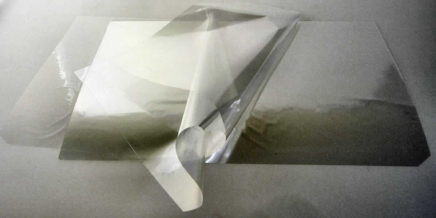 Angaben des Antragstellers:
Polyesterfolie (Polyethylenterephthalat; Dicke: 8, 10, 12, 23, 36 oder 50 µm), einseitig chemisch dvb (druckvorbehandelt) auf Acrylbasis
Rollenware

Untersuchungsergebnisse an einem Warenmuster:
Rechteckige Abschnitte einer farblosen bis schwach gräulichen, transparenten Kunststofffolie aus Polyethylenterephthalat (Dicke: ca. 12 µm).

Befund:
Es liegt eine Polyethylenterephthalatfolie im Sinne der Position 3920 vor.
