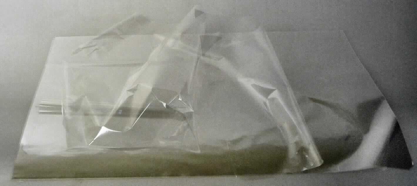 Angaben des Antragstellers:
Polyesterfolie (Polyethylenterephthalat; Dicke: 8, 10, 12, 23, 36 oder 50 µm), einseitig chemisch dvb (druckvorbehandelt) auf Copolyesterbasis
Rollenware

Untersuchungsergebnisse an einem Warenmuster:
Rechteckige Abschnitte einer farblosen, transparenten Kunststofffolie aus Polyethylenterephthalat (Dicke: ca. 12 µm).

Befund:
Es liegt eine Polyethylenterephthalatfolie im Sinne der Position 3920 vor.