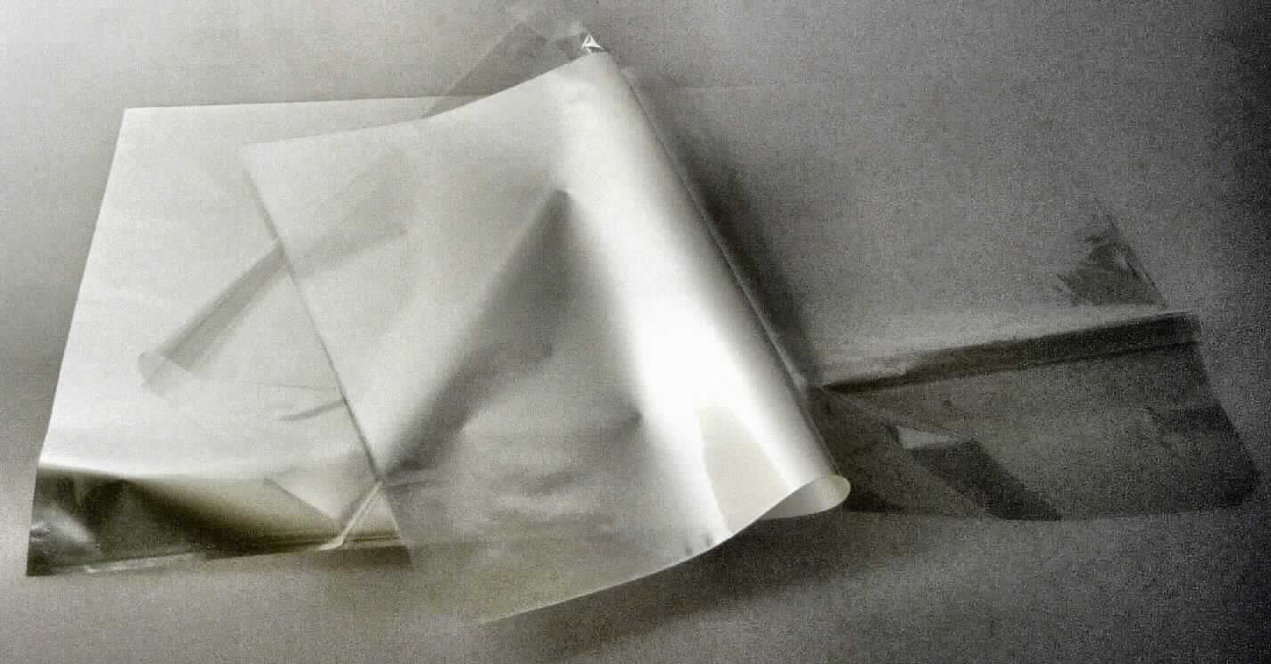 Angaben des Antragstellers:
Polyesterfolie (Polyethylenterephthalat; Dicke: 8, 10, 12, 23, 36 oder 50 µm), einseitig corona dvb (druckvorbehandelt)
Rollenware

Untersuchungsergebnisse an einem Warenmuster:
Rechteckige Abschnitte einer farblosen, transparenten Kunststofffolie aus Polyethylenterephthalat (Dicke: ca. 12 µm).

Befund:
Es liegt eine Polyethylenterephthalatfolie im Sinne der Position 3920 vor.