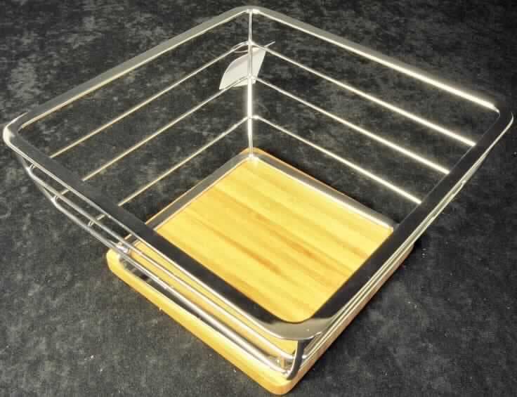 Es handelt sich um Erzeugnisse in Form von sich nach oben hin verbreiternden Körben mit nahezu quadratischer Grundfläche, aus verchromtem Stahl (kein nicht rostender Stahl, charakterbestimmend). Die Erzeugnisse sind mit einer quadratischen, auf der Unterseite mit vier runden rutschhemmenden Zuschnitten aus Kunststoff oder Kautschuk versehenen Bodenplatte (Länge: etwa 17,5 cm, Breite: etwa 17,5 cm) aus Holz ausgestattet.
Die Erzeugnisse dienen zur Aufnahme und zum Servieren von Lebensmitteln (z. B. Obst) bei Tisch und sind mit einem Pappreiter versehen.
Abmessungen: max. Länge: 25 cm, max. Breite: 25 cm, Höhe: 13,5 cm. 
- Antragstellerangaben -

Abbildung siehe Anlage.

Derartige Erzeugnisse gehören als "andere Haushaltsartikel aus Stahl, Artikel für den Tischgebrauch" zur Codenummer 7323 9910 00 0 des Elektronischen Zolltarifs.