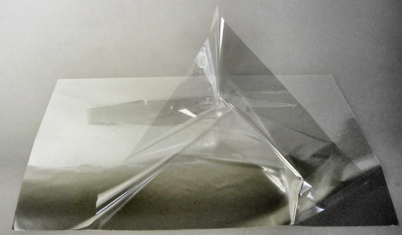 Angaben des Antragstellers:
Polyesterfolie (Polyethylenterephthalat; Dicke: 8, 10, 12, 23, 36 oder 50 µm), unvorbehandelt
Rollenware

Untersuchungsergebnisse an einem Warenmuster:
Rechteckige Abschnitte einer farblosen bis schwach gräulichen, transparenten Kunststofffolie aus Polyethylenterephthalat (Dicke: ca. 10 µm).

Befund:
Es liegt eine Polyethylenterephthalatfolie im Sinne der Position 3920 vor.