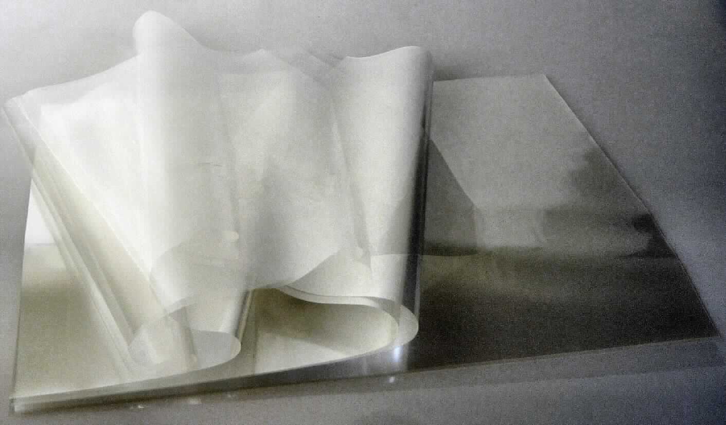 Angaben des Antragstellers:
Polyesterfolie (Polyethylenterephthalat; Dicke: 12 µm), einseitig PVDC (Polyvinylidenchlorid) beschichtet.
Rollenware

Untersuchungsergebnisse an einem Warenmuster:
Rechteckige Abschnitte einer farblosen bis schwach gräulichen, transparenten Kunststofffolie aus Polyethylenterephthalat (Dicke: ca. 13 µm).

Befund:
Es liegt eine Polyethylenterephthalatfolie im Sinne der Position 3920 vor.