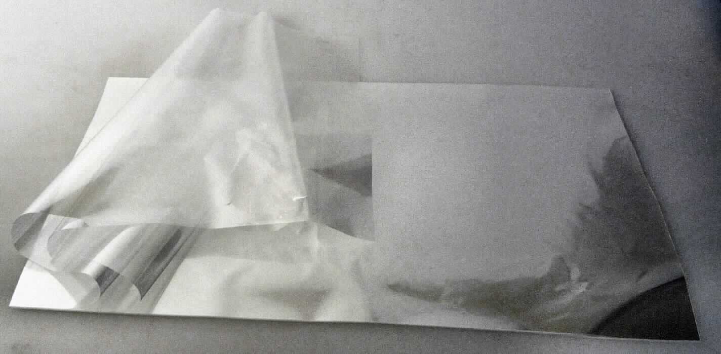 Angaben des Antragstellers:
Polyesterfolie (Polyethylenterephthalat; Dicke: 12, 19 oder 23 µm), isotrop, einseitig chemisch dvb (druckvorbehandelt).
Rollenware

Untersuchungsergebnisse an einem Warenmuster:
Rechteckige Abschnitte einer farblosen bis schwach gräulichen, transparenten Kunststofffolie aus Polyethylenterephthalat (Dicke: ca. 12 µm).

Befund:
Es liegt eine Polyethylenterephthalatfolie im Sinne der Position 3920 vor.