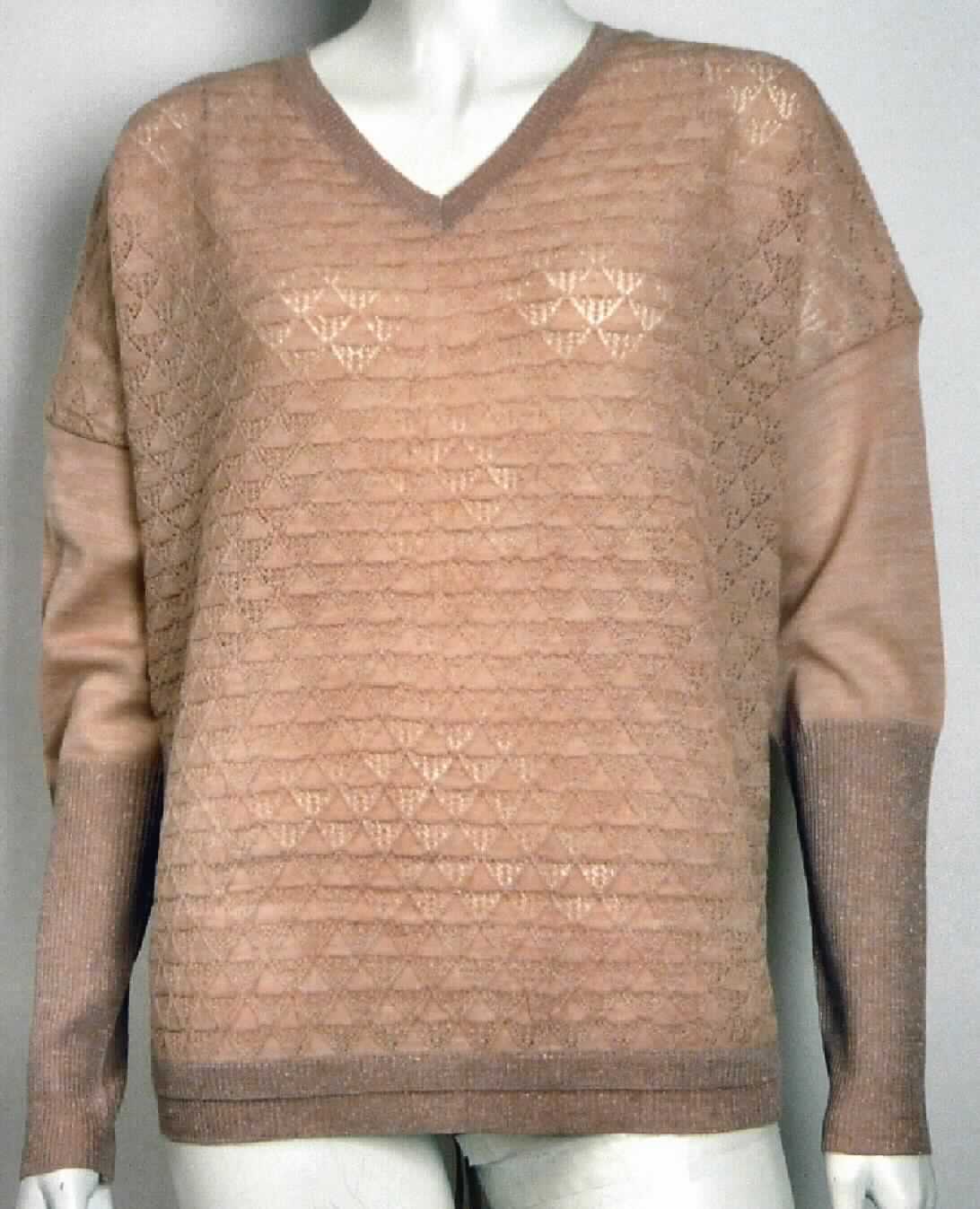 Pullover, sog. Red Rock Pullover, Art. W04071, Größe S, Foto siehe Anlage,
- aus bis zu 1,6 mm dicken, unterschiedlich strukturierten, einfarbigen Gewirken aus laut Antrag 100 % Wolle,
- mit einem Stückgewicht von ca. 202 g,
- über die Taille reichend (Rückenlänge: ca. 58 cm), 
- mit einem V-förmigen, leicht halsfernen Ausschnitt,
- ohne Öffnung und ohne Verschluss,
- ohne Hinweise auf den Trägerkreis (unisex),
- mit langen Ärmeln, an den Ärmelenden mit ca. 23 cm langen, abgepasst gerippt gewirkten Bündchen, 
- am unteren Rand hinten mit einem Tunnelzug zu verengen.

"Pullover, aus Gewirken, aus Wolle, mit einem Stückgewicht von weniger als 600 g, für Frauen"