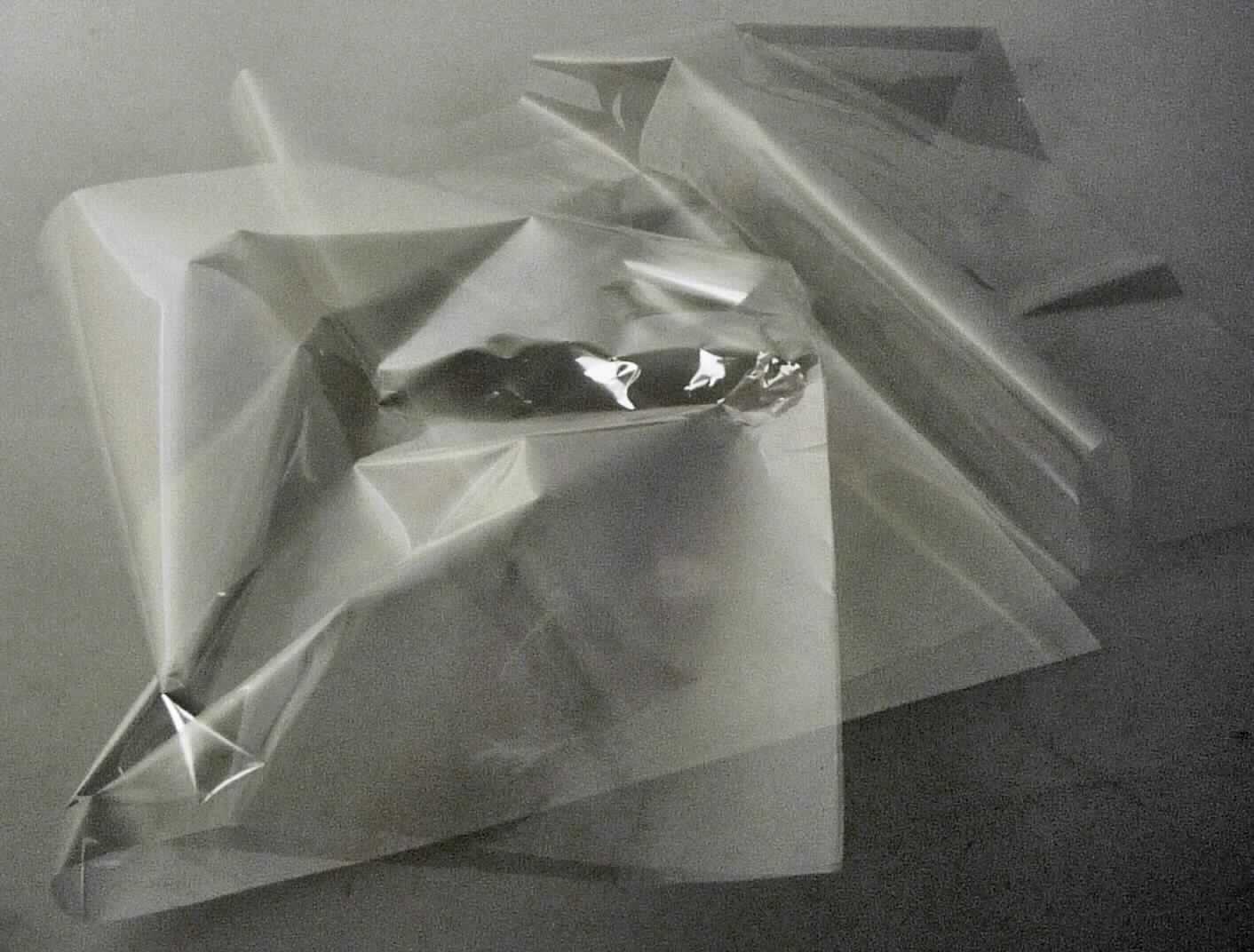 Angaben des Antragstellers:
Polyesterfolie (Polyethylenterephthalat; Dicke: 10 oder 12 µm), einseitig chemisch dvb (druckvorbehandelt) auf Copolyesterbasis.
Rollenware

Untersuchungsergebnisse an einem Warenmuster:
Rechteckige Abschnitte einer farblosen, transparenten Kunststofffolie aus Polyethylenterephthalat (Dicke: ca. 12 µm).

Befund:
Es liegt eine Polyethylenterephthalatfolie im Sinne der Position 3920 vor.