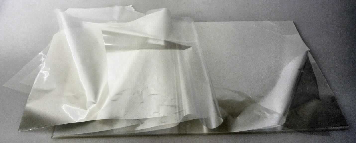 Angaben des Antragstellers:
Polyesterfolie (Polyethylenterephthalat; Dicke: 10, 12, 19 oder 23 µm), einseitig chemisch dvb (druckvorbehandelt) auf Acrylbasis.
Rollenware

Untersuchungsergebnisse an einem Warenmuster:
Rechteckige Abschnitte einer farblosen, transparenten Kunststofffolie aus Polyethylenterephthalat (Dicke: ca. 12 µm).

Befund:
Es liegt eine Polyethylenterephthalatfolie im Sinne der Position 3920 vor.