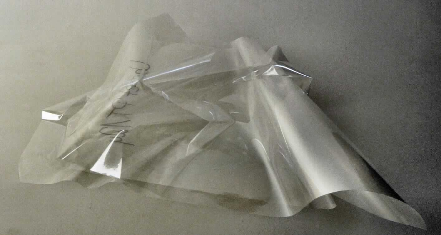 Angaben des Antragstellers:
Vacopet PT / PND
Polyesterfolie (Polyethylenterephthalat; Dicke: 12, 23 oder 36 µm), einseitig corona dvb (druckvorbehandelt).
Rollenware

Untersuchungsergebnisse an einem Warenmuster:
Rechteckige Abschnitte einer farblosen, transparenten Kunststofffolie aus Polyethylenterephthalat (Dicke: ca. 12, 23 oder 36 µm).

Befund:
Es liegt eine Polyethylenterephthalatfolie im Sinne der Position 3920 vor.