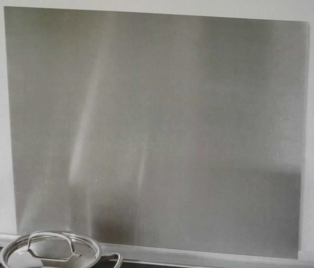Blech aus nicht rostendem Stahl

Bei der Ware handelt es sich um eine für den Einzelverkauf aufgemachte Warenzusammenstellung in einer Umverpackung, bestehend aus einem metallischen Flacherzeugnis sowie beiliegenden Klebepads, die der Befestigung dienen. Die rechteckige Metallplatte (Maße 560 mm x 490 mm x 0,6 mm) besteht nach den Angaben aus einem nicht rostenden Stahl (Edelstahl 18/0, Chromstahl), weist abgerundete Ecken auf und wurde nach dem Kaltwalzen zusätzlich oberflächenbearbeitet (gebürstet). 
Die Platte aus Edelstahl, die als Spritzschutz bzw. Blende für die Wand hinter dem Herd verwendet wird, bestimmt den Charakter dieser Warenzusammenstellung.

Die Ware ist als anderes flachgewalztes Erzeugnis aus nicht rostendem Stahl, mit einer Breite von weniger als 600 mm, in die Unterposition 7220 9080 der Kombinierten Nomenklatur einzureihen.
