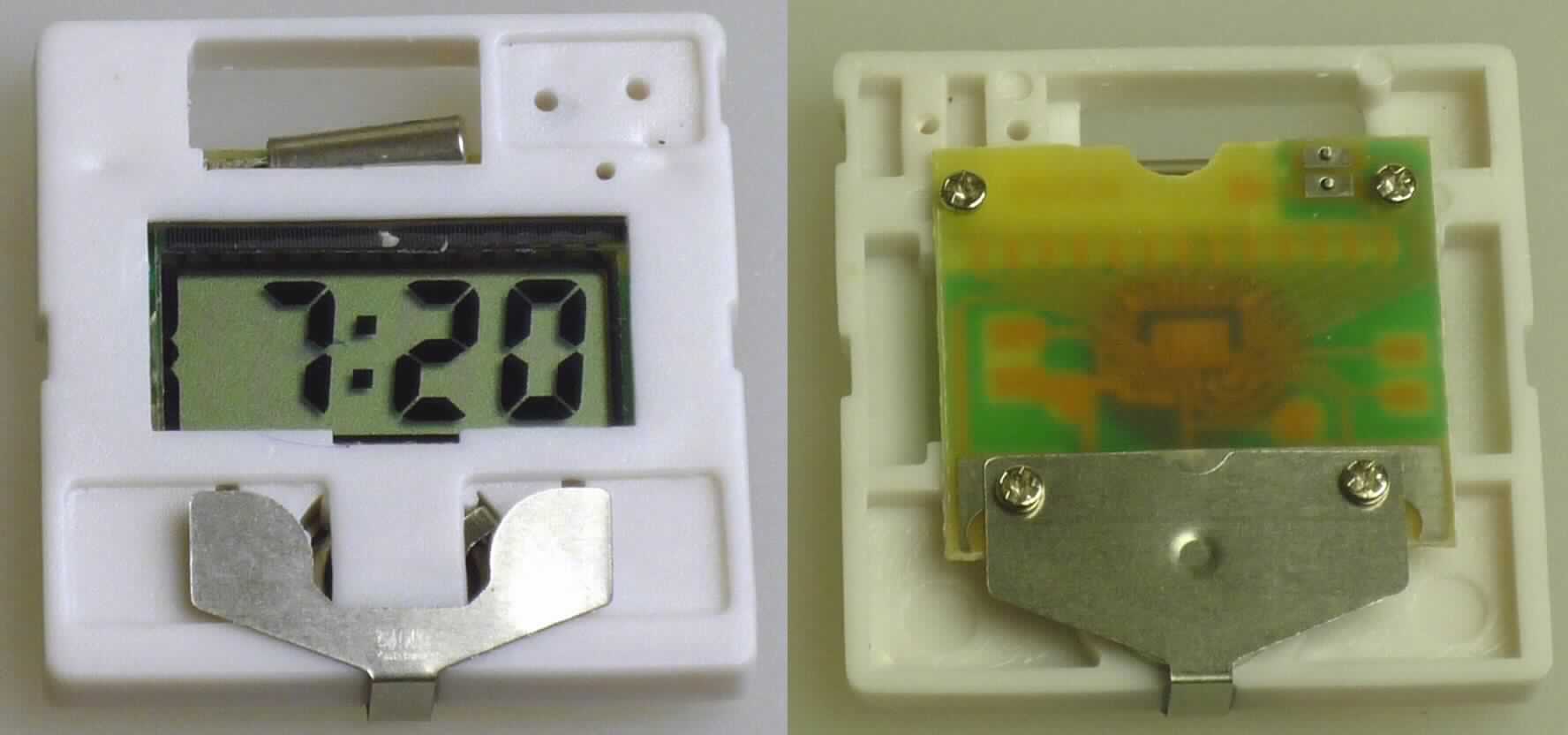 Es handelt sich um ein digitales, quadratisches Kleinuhrwerk mit einer Kantenlänge von 50 mm und einer Dicke von 3 mm, das im Wesentlichen aus dem digitalen Uhrwerk mit Einstelltasten, einer Batterie und einer elektronischen Anzeige besteht.

Die Ware ist als "Kleinuhrwerk, vollständig und zusammengesetzt, elektrisch betrieben, nur mit optoelektronischer Anzeige" einzureihen.