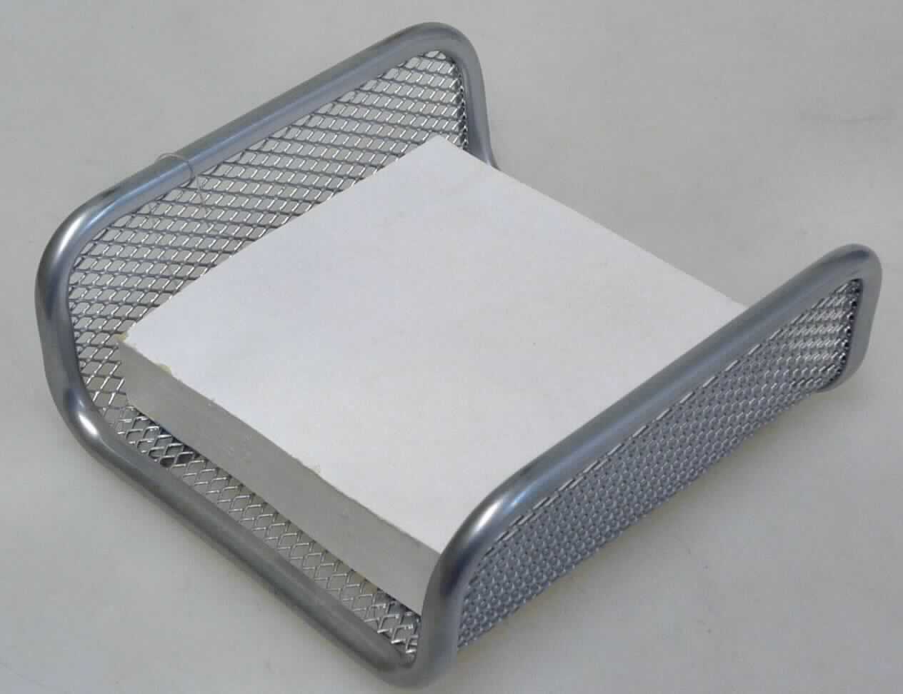 Es handelt sich um Notizzettelablagen mit nahezu quadratischer Grundfläche und zwei Seitenflächen. Die Erzeugnisse sind aus einem gebogenen Streckgitter aus pulverbeschichtetem unedlem Metall (laut Antragsteller) mit rhombenförmigem Muster und einem Rahmen gefertigt. An der Unterseite sind Zuschnitte aus rutschhemmendem Kunststoff oder Kautschuk angeklebt.
Die Erzeugnisse sind in einer Kunststofftüte verpackt.

Abbildung siehe Anlage.

Derartige Erzeugnisse gehören als "den Sortier-, Ablege-, Karteikästen und Federschalen ähnliche Ausstattungsgegenstände für Büros, aus unedlen Metallen" zur Codenummer 8304 0000 00 0 des Zolltarifs.