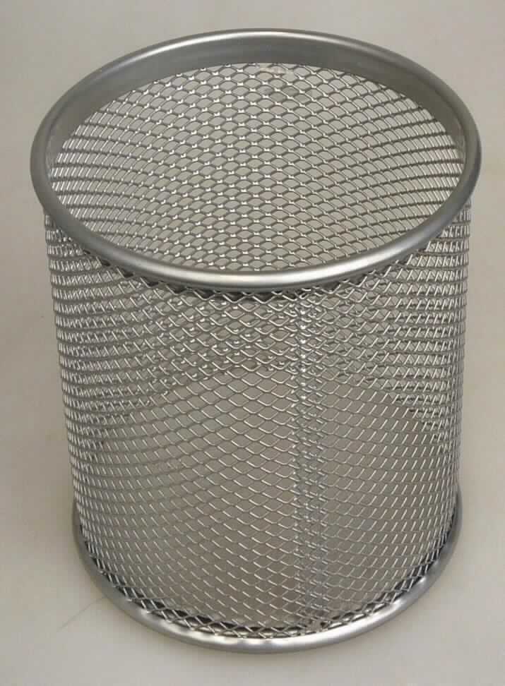 Es handelt sich um zylindrisch geformte, becherartige Erzeugnisse aus unedlem Metall, im Wesentlichen bestehend aus einem korpusbildenden Drahtgitter (Stahl). Der Boden der Erzeugnisse besteht aus Stahlblech und ist auf der Innen- und Außenseite jeweils mit einer rutschfesten Schaumstoffauflage beklebt.
Die Erzeugnisse dienen zur Aufnahme von Stiften und anderen Büromaterialien, sind in einer klarsichtigen Kunststofftüte verpackt und mit einem Hängeetikett versehen.
Maße: ca. 8,1 cm x 9,2 cm

Abbildung siehe Anlage.

Derartige Erzeugnisse gehören als "den Sortier- und Ablegekästen ähnliche Austattungsgegenstände für Büros, aus unedlen Metallen" zur Codenummer 8304 0000 00 0 des Zolltarifs.