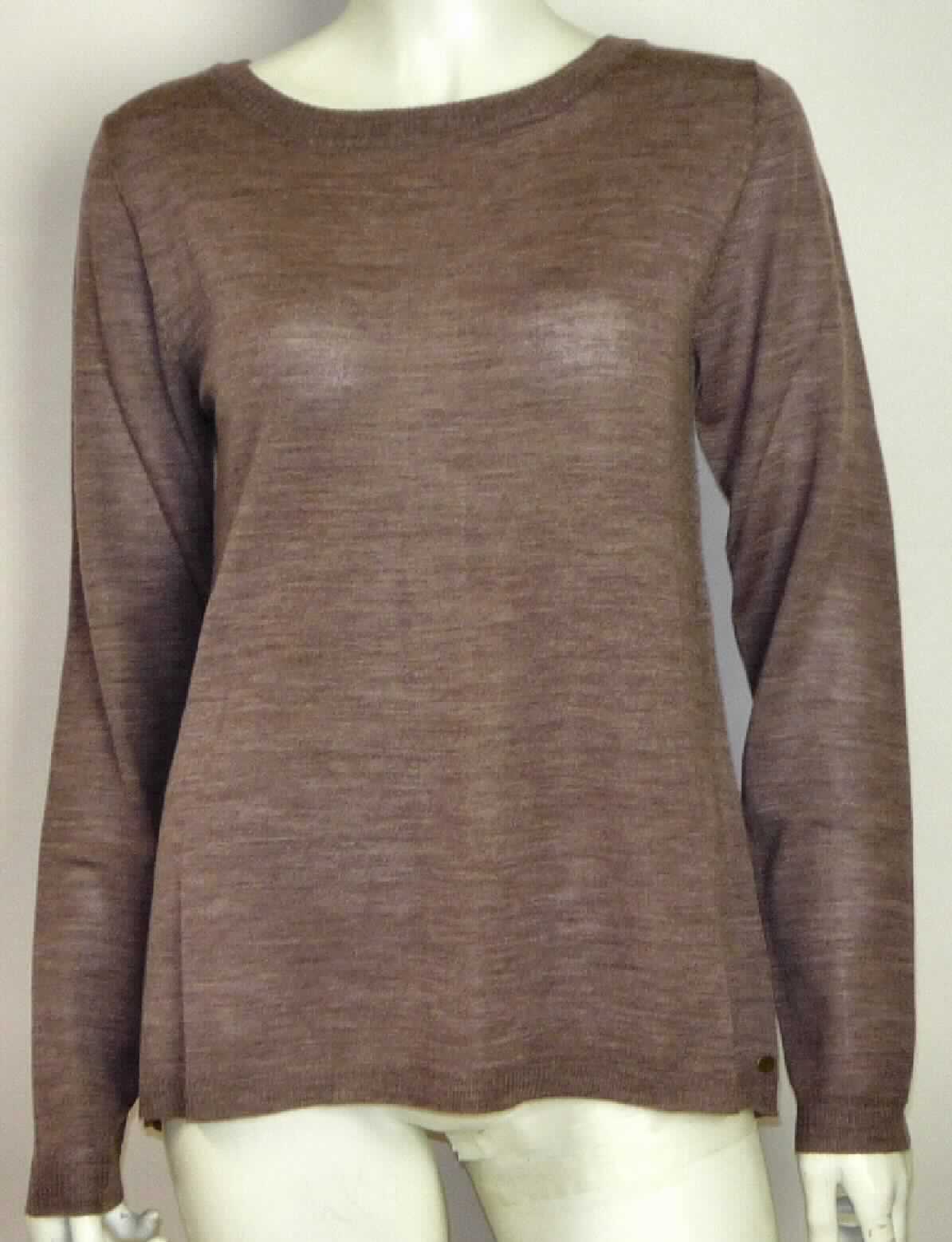 Bluse, sog. Romsey Pullover, Art. W04074, Größe S, Foto siehe Anlage,
- aus ca. 0,8 mm dicken (leichten), buntgewirkten Gewirken (melierte Garne) aus lt. Antrag 100 % Merinowolle; mit
  durchschnittlich mehr als 10 Maschen in einer Richtung je linearen Zentimeter,
- über die Taille reichend (Rückenlänge: ca. 65 cm), vorn ca. 5 cm kürzer und hinten abgerundet gearbeitet,
- mit einem runden, halsfernen Ausschnitt,
- hinten mit einer durchgehenden Öffnung mit Knopfverschluss (u. a. somit kein Pullover),
- ohne Hinweise auf den Trägerkreis (unisex),
- mit langen Ärmeln, 
- mit gerippten Rändern am Halsausschnitt, an den Ärmelenden und am unteren Rand.

"Bluse, aus Gewirken, für Frauen, aus Wolle"