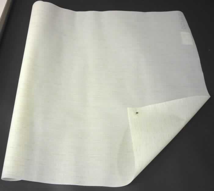 Gewebe, sog. Rollostoff WD221525, Foto siehe Anlage, 
- als Meterware; mit einer Breite von mehr als 30 cm,
- lt. Untersuchungsergebnis:
-- aus verschiedenen Garnen aus synthetischen Filamenten (lt. Antrag Polyester) und
   synthetischen und künstlichen Spinnfasern (Polyester und Viskose) und aus Leinen,
-- mit einem Anteil an synthetischen und künstlichen Spinnfasern von 46,5 GHT (wobei 
   hier wiederum der Anteil an synthetischen Spinnfasern überwiegt), einem Anteil an
   synthetischen Filamenten von 38,5 GHT und 15 GHT Leinen,
- gebleicht (weiße und rohe Garne),
- in Leinwandbindung,
- auf einer Seite mit Kunststoff getränkt; die Tränkung ist mit bloßem  Auge nicht
  wahrnehmbar.

"Andere Gewebe aus synthetischen Spinnfasern als in den Positionen 5512 - 5514 genannte, 
aus Polyester-Spinnfasern, hauptsächlich mit synthetischen Filamenten gemischt, gebleicht"