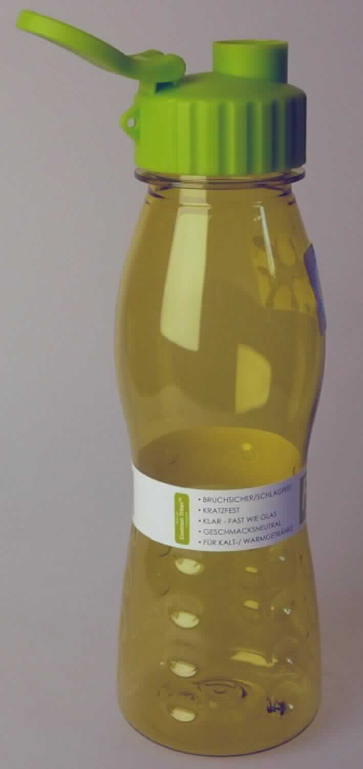 Bei dem durch ein Warenmuster veranschaulichten Artikel handelt es sich um eine Trinkflasche aus Kunststoffen im Sinne der Anmerkung 1 zu Kapitel 39 mit einem Fassungsvermögen von 0,7 Litern. Die mittig mit einer Griffmulde versehene Ware (H: ca. 25,5 cm, Ø ca. 7,5 cm) ist am unteren Flaschenende mit runden Einkerbungen versehen und verfügt über einen Schraubverschluss mit integriertem Trinkstutzen. Der Trinkstutzen ist zusätzlich mit einer aufklappbaren Schutzkappe ausgestattet. 

Die in vier verschiedenen Farbvarianten gestaltete Flasche ist mit einer Papierbanderole aufgemacht und dient üblicherweise zum Transport von Erfrischungsgetränken z. B. beim Sport, auf Reisen oder in der Schule.

Zolltariflich ist das Erzeugnis als "Transport- oder Verpackungsmittel aus Kunststoffen, Flaschen mit einem Fassungsvermögen von 2 l oder weniger" einzureihen.