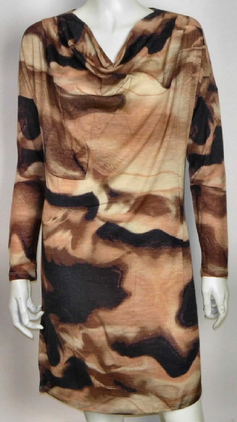 Kleid, sog. Sapphire Dress, Art. W04101, Foto siehe Anlage,
- aus ca. 0,5 mm dicken, bedruckten Gewirken aus lt. Antrag 100 % Merinowolle,
- über den halben Oberschenkel reichend (Rückenlänge: ca. 86 cm),  
- mit einem leicht halsfernen Ausschnitt ohne Kragen, der vorn so weit gearbeitet ist, dass das Vorderteil
  wasserfallartig fällt,
- ohne Öffnung und ohne Verschluss,
- mit langen Ärmeln,
- an den Ärmelenden und am unteren Rand durch Umschlagen und Festnähen gesäumt,
- kann ohne ein weiteres, den Unterkörper bedeckendes Kleidungsstück getragen werden.

"Kleid, aus Gewirken, für Frauen, aus Wolle"