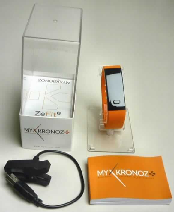 Sog. Fitnesstracker (ZeFit), in Form einer Warenzusammenstellung in Aufmachung für den Einzelverkauf, bestehend aus
- einer zusammengesetzten Ware aus einem Armband mit Zähler (charakterbestimmend in Hinblick auf die Verwendung) und einer Uhr in einem Gehäuse aus Kunststoff mit einer Bedientaste und einer parallel zum Armband erscheinenden OLED-Anzeige (Abbildung siehe Anlage) sowie
- einem USB-Ladekabel.
Der Fitnesstracker ermittelt, speichert und zeigt die Anzahl gegangener Schritte an. Zusätzlich können der errechnete Kalorienverbrauch, die errechnete Entfernung, die Aktivitätsdauer, das Tagesziel sowie die Uhrzeit und der Schlafmodus abgerufen werden. Im Schlafmodus wird die Schlaf-Bewegungsaktivität und die Schlafdauer aufgezeichnet. Daneben verfügt das Gerät über eine Weck- und verschiedene Erinnerungsfunktionen durch Vibration. Über Bluetooth können die Daten an kompatible Smartphones oder Tablet-Geräte (beide nicht Gegenstand der vZTA) übertragen und dort mithilfe einer Software-Applikation (ebenfalls nicht Gegenstand der vZTA) weiter ausgewertet werden. Der Fitnesstracker bestimmt den Charakter der Warenzusammenstellung in Bezug auf die Verwendung. Er ist von einer transparenten Kunststoffbox umgeben und ist mit einem Karton, der USB-Kabel und Bedienhandbuch enthält, in einem gemeinsamen Karton verpackt.
Eine Einreihung als "Gerät zum Empfangen, Konvertieren und Senden oder Regenerieren von Tönen, Bildern oder anderen Daten.."  in die Position 8517 kommt nicht in Betracht, da die Hauptfunktion des Geräts nicht in der Datenkommunikation liegt.

Die Ware wird als "anderer Zähler als in der Position 9028 genannt, Schrittzähler, anderer als von den Unterpositionen (TARIC) 9029 1000 10 und 9029 1000 20 erfasst" eingereiht.