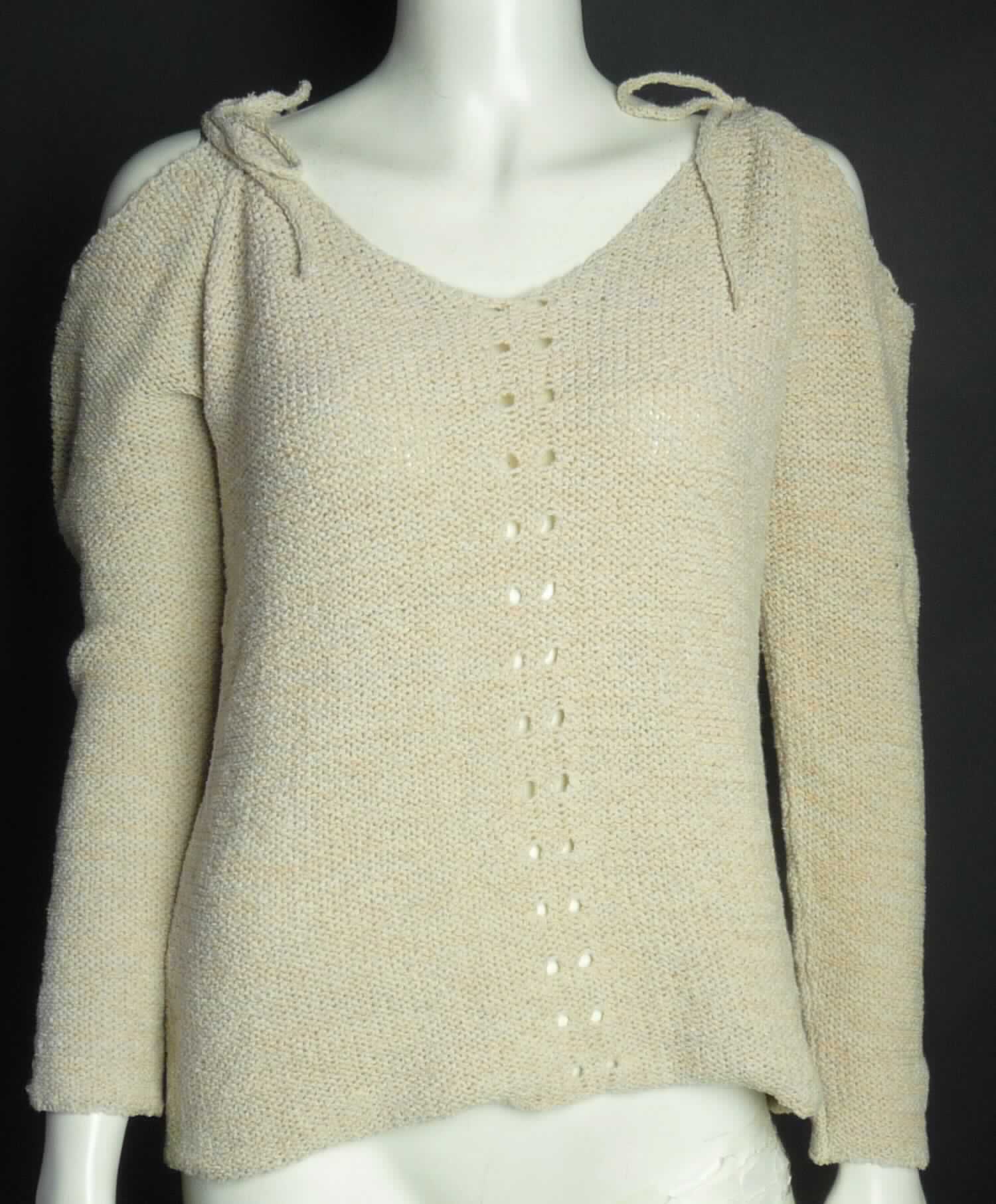 Pullover, Style 00768503830, Größe S, Foto siehe Anlage,
- aus ca. 2,8 mm dicken, buntgewirkten Gewirken (melierte Garnen) aus laut Antrag 100 % Baumwolle; u. a. 
  aufgrund der Gewirkedicke kein Unterziehpulli,
- über die Taille reichend (Rückenlänge: ca. 56 cm),
- mit einem V-förmigen Halsausschnitt, der in Art eines Carmen-Shirts gearbeitet ist, zusätzlich am oberen Rand 
  jeweils mit zwei Bändern, die auf den Schultern zu bindende Träger bilden,
- ohne Öffnung und ohne Verschluss,
- ohne Hinweise auf den Trägerkreis (unisex),
- mit langen Ärmeln,
- an den Ärmelenden und am unteren Rand abgepasst gewirkt.

"Pullover, aus Gewirken, aus Baumwolle, kein Unterziehpulli, für Frauen"