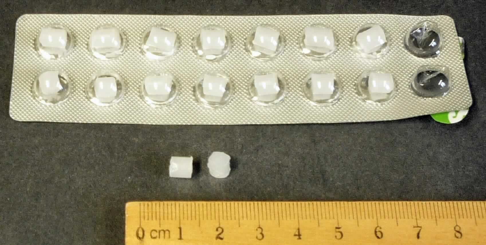 Zubereitetes Mundpflegemittel; Wachsperlen

Bei der vorgelegten Ware handelt es sich um weiße, zylinderförmige Wachsperlen mit Minzgeschmack zur Vermeidung von Druckstellen im Mund, die durch das Tragen von Zahnspangen hervorgerufen werden können. Die Wachsperlen sind in drei Durchdrückpackungen zu je 16 Stück in einer Pappfaltschachtel in Aufmachung für den Einzelverkauf verpackt.

Die Ware ist als zubereitetes Mundpflegemittel in die Position 3306 der Kombinierten Nomenklatur einzureihen.
