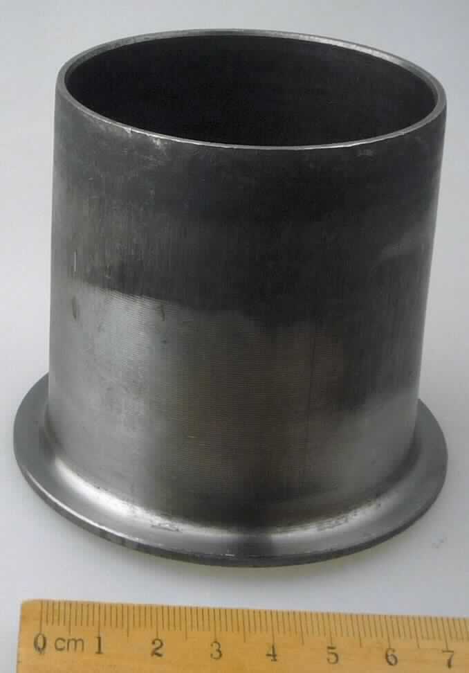 Hilfsrahmenbuchse für ein Kfz, sog. Metallhülse, Teilenummer: FOC40004420002M / 0060-070-0010, Foto siehe Anlage,
- bestehend aus einer zylinderförmigen Hülse mit einer Höhe von 75,7 mm und 
  einem Durchmesser von 69,9 mm, 
- an einem Ende mit gefastem Rand (abgeschrägte Kante),
- am anderen Ende mit einem nach außen gebogenen Rand (Kragen),
- dient laut Antragsteller als Hilfsrahmenbuchse der Dämpfung,
- erkennbares Teil zur hauptsächlichen Verwendung in Aufhängesystemen von Kraftfahrzeugen.

"Teil für Kraftfahrzeug der Position 8704, Teil eines Aufhängesystems (Metallhülse), 
nicht für die industrielle Montage, nicht aus gesenkgeschmiedetem Stahl"