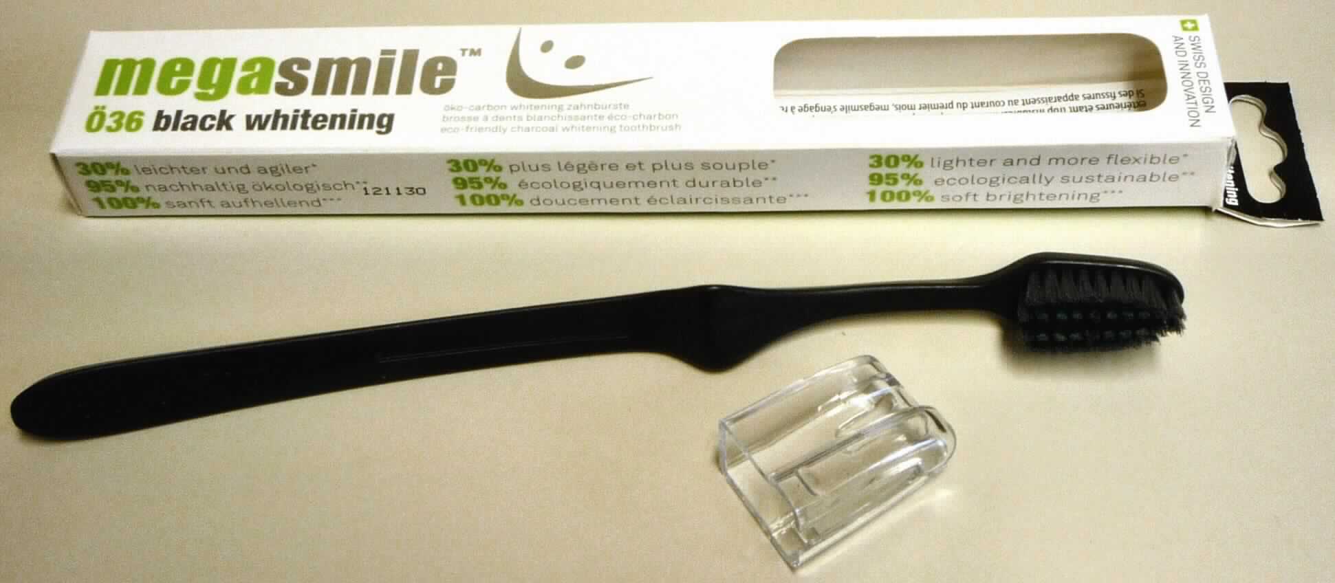 Sog. "Black Whitening Zahnbürste", siehe Abbildung, im Wesentlichen bestehend aus einem ca. 20,0 x 1,3 cm (= L x B) großen (schwarzen) Griff, der gleichzeitig die Bürstenfassung darstellt und im oberen Bereich über Einzugsmaterial aus Kunststoff verfügt. Die Borsten (schwarz/grün) sind ca. 10 mm lang.
Der Bürstenkopf besitzt eine Schutzkappe aus Kunststoff.

Die Bürste dient der Zahnreinigung (lt. Antrag speziell zum Entfernen von Verfärbungen und Polieren der Zähne). 
Das Erzeugnis ist in einem bedruckten, mit einem Sichtfenster versehenen Pappkarton aufgemacht.

Die Ware ist als "Zahnbürste" einzureihen.