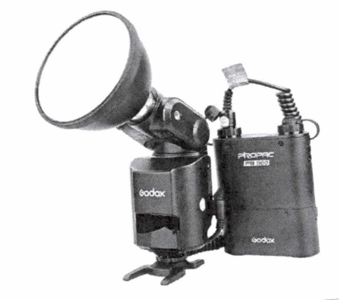 Blitzgeräte mit den Artikelbezeichnungen "Light Shooter 360 TTL/C u. TTL/N, Artikelnummern: 21206, 21273", in Form von  Warenzusammenstellungen in Aufmachung für den Einzelverkauf, im Wesentlichen bestehend aus einem Blitzgerät mit einem Gehäuse aus Kunststoff und eingebauter Elektronik sowie einer aufgesetzten und verstellbaren Blitzröhre (Drehwinkel vertikal -15° bis +90°, Drehwinkel horizontal 0° bis 270°). Zusätzlich sind im Lieferumfang ein Lithium-Ion Akkumulator, dem sog. Powerblock Power-Porta mit einem Wechselakku und Anschlusskabel, einem Reflektor, einem Diffusor und einer Tasche enthalten. 
Äußere Form: siehe Abbildung in der Anlage
Das digitale Blitzgerät wird an der Kamera befestigt und ist für drahtlose TTL-Systeme, wie Canon E-TTL II, Nikon i-TTL, geeignet. Das Gerät kann als Master oder Slave-Einheit in einer drahtlosen Blitz-Gruppen genutzt werden. 
Das Blitzgerät (charakterbestimmender Bestandteil in Bezug auf die Verwendung) sorgt für die notwendige Objektausleuchtung bei Fotografien.

Die Ware wird als "Blitzlichtgerät für fotografische Zwecke mit Entladungslampe (Elektronenblitzgerät)" eingereiht.