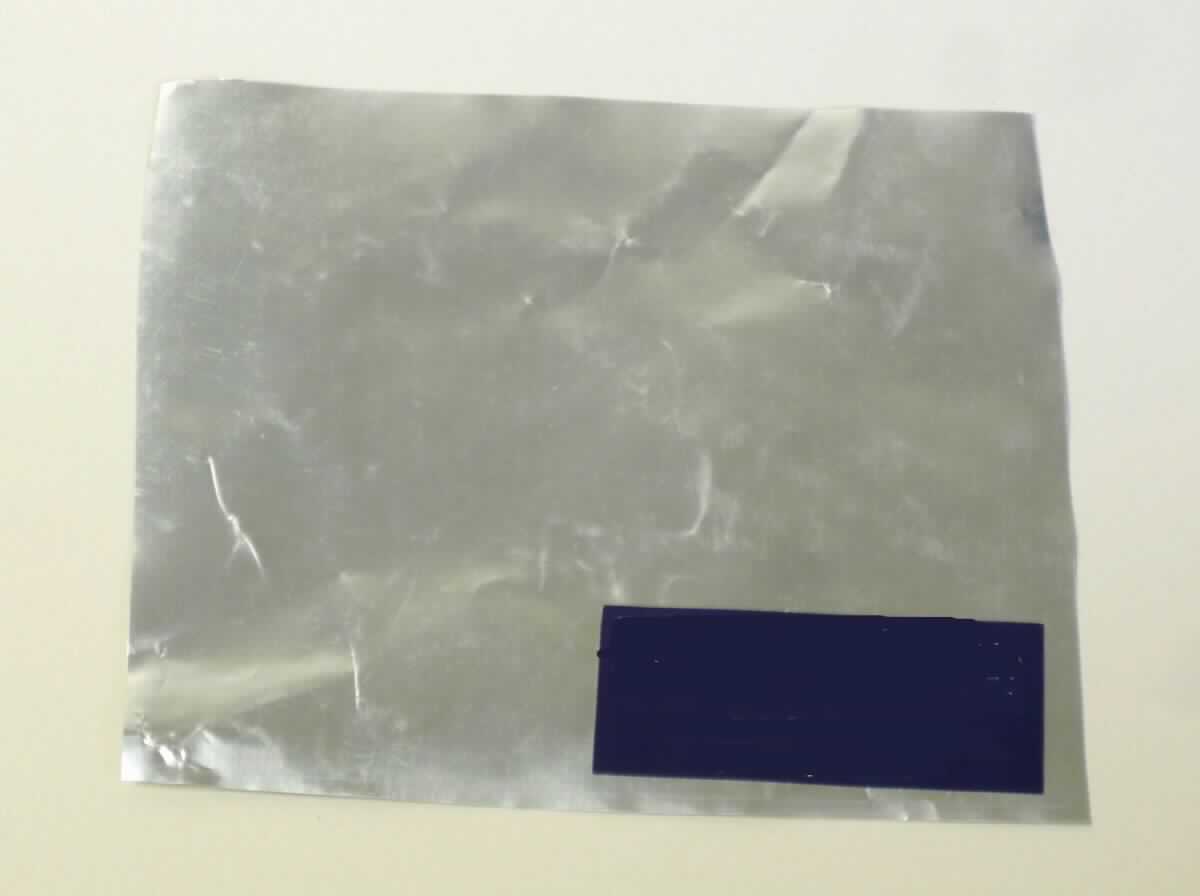 Bei dem durch einen Musterabschnitt und Beschreibungen veranschaulichten Artikel handelt es sich um einen sogenannten "Liner Bag" zum Auskleiden von ISO-Containern. Die mehrlagige Ware mit einer Gesamtdicke von ca. 142 Mikrometern besteht lt. wissenschaftlicher Untersuchung aus

- einer Folie (Dicke ca. 59 µm) aus Polyethylen,
- einer Folie (Dicke ca. 11 µm) aus Polyethylenterephthalat,
- einer Folie (Dicke ca. 12 µm) aus Aluminium,
- einer Folie (Dicke ca. 15 µm) aus Polyethylenterephthalat,
- einer Folie (Dicke ca. 45 µm) aus Polyethylen.

Bei Polyethylenterephthalat und Polyethylen handelt es sich um Kunststoffe im Sinne der Anmerkung 1 zu Kapitel 39. Im Hinblick auf den Umfang (Dicke) sind die Kunststofffolien gegenüber der Aluminiumfolie als charakterverleihend anzusehen.

Das quaderförmige Erzeugnis (Abmessungen -lt. Antragsangaben- für 20' Container: 2,40 m x 2,40 m x 5,80 m bzw. für 40' Container: 2,40 m x 2,40 m x 11,80 m) verfügt an einer Schmalseite über eine Reißverschlussöffnung. Alternativ kann dort auch ein sogenanntes "Türschott" aus einem Gewebe aus Streifen aus synthetischer Spinnmasse (Streifenbreite augenscheinlich weniger als 5 mm) eingearbeitet sein. Das "Türschott" dient als Schutz des "Liner Bags" vor Beschädigungen.

Gemäß den Angaben der Antragstellerin wird die Ware mit außen befindlichen Gewebebändern sowie Befestigungsschnüren im Container befestigt. Der wesentliche Charakter der Auskleidung wird im Hinblick auf den Umfang und die Bedeutung in Bezug auf die Verwendung durch die Kunststofffolien bestimmt.

Das Erzeugnis dient zu Transport- oder Verpackungszwecken sowohl von palettierter als auch von loser Ware, ist für eine längere Verwendung nicht vorgesehen und wird zolltariflich als "Transport- oder Verpackungsmittel aus Kunststoffen, andere als von den TARIC-Codes 3923 1000 10 bis 3923 5090 00 erfasst" eingereiht.