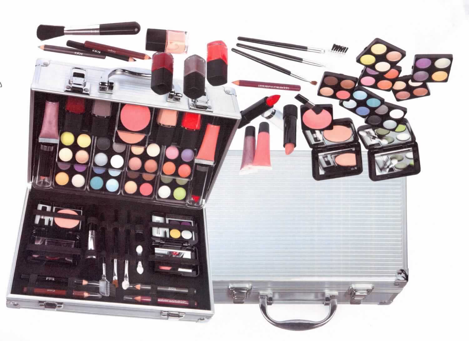 Schmink-Set

Bei der vorgelegten Ware handelt es sich nach den vorgelegten Angaben um eine Warenzusammenstellung in Aufmachung für den Einzelverkauf als Schmink-Set, bestehend aus:
- 32x Lidschatten
- 2x Rouge
- 2x Lippenstift
- 2 x Lipgloss Tube
- 4x Nagellack
- 3x Kajal
- 1x Lippenkonturenstift
- 1x Doppel-Applikator
- 1x kleiner Rougepinsel
- 1x langstieliger Rougepinsel
- 1x langstieliger Applikator
- 1x langstieliger Lidschattenpinsel
- 1x langstieliger Augenbrauenkamm
- 2x Aufbewahrungsbox für Lidschatten und Rouge

Die Erzeugnisse sind in einem einfachem Aluminiumkoffer mit Tragegriff und einer Einlage mit Kavitäten für die Einzelkomponenten aufgemacht. 

Die Warenzusammenstellung ist als zubereitete Schminkmittel in die Position 3304 der Kombinierten Nomenklatur einzureihen. Bei den Waren der Position 3304 sind die Waren der Unterposition 3304 20 aufgrund ihres Umfangs charakterbestimmend.