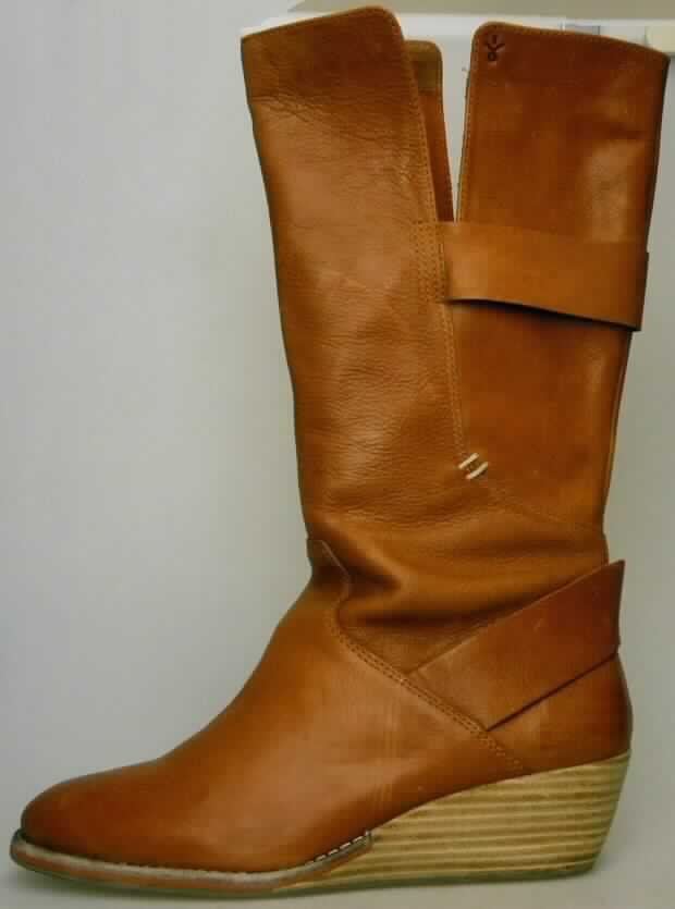 Freizeitstiefel (lt. Antrag: "Frauenschuh W11042, Allira)", Foto siehe Anlage)
- mit Laufsohlen aus Kautschuk; ohne Hauptsohle aus Holz,
- mit Oberteil (geschlossenes Blatt) aus Leder,
- mit Zierriegeln aus Leder,
- ohne Metallschutz in der Vorderkappe,
- den Knöchel und die Wade bedeckend (die dickste Stelle der Wade bedeckend),
- mit einer Länge der Innensohle von mehr als 24 cm,
- mit ca. 5 cm hohem Keilabsatz,
- für Frauen (u. a. schlanker Schnitt)

"Schuhe mit Laufsohlen aus Kautschuk und Oberteil aus Leder, andere als in den 
 UPos. 6403 1200 bis 6403 9191 genannt, für Frauen"