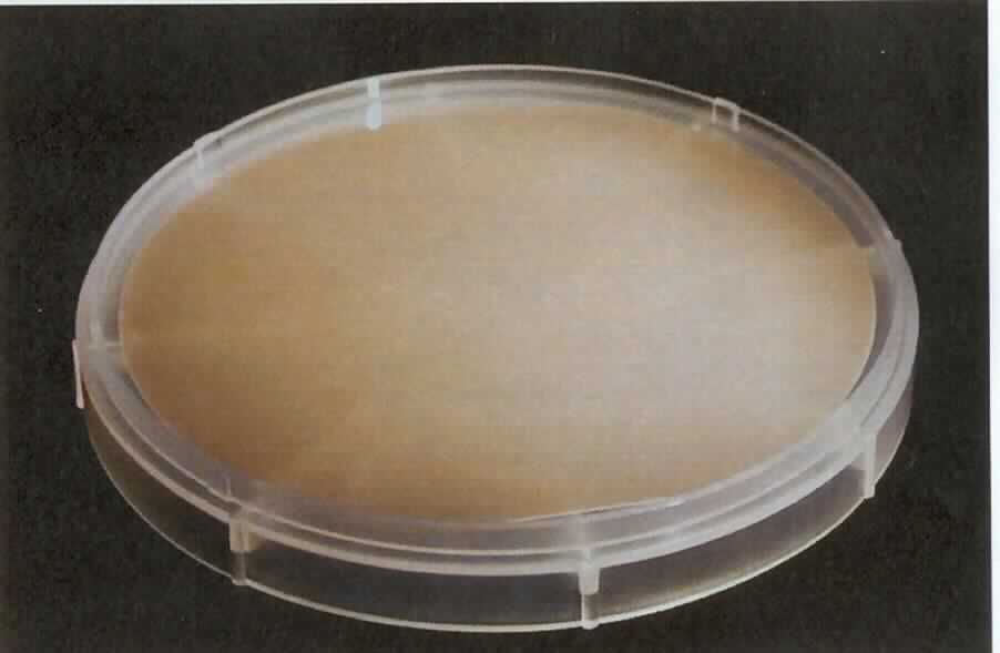 Angaben:
Lithium-Tantalat-Scheiben-gelbschwarz, PyroFree; dunkle Scheiben (Wafer) aus mit Eisenionen dotiertem Lithiumtantalat (LiTaO3). Die 0,20 mm, 0,25 mm oder 0,35 mm starken, entlang bestimmter kristallographischer Achsen aus künstlich hergestellten Einkristallen geschnittenen Scheiben sind - abgesehen von einer Abflachung - kreisrund mit dem Durchmesser "4 Zoll" bzw. "6 Zoll" (entspricht ca. 102 mm bzw. 152 mm) und durch einen mehrstufigen Herstellungsprozess gefertigt.
Dabei werden die ursprünglich gelben Scheiben u.a. einem speziellen Verfahren zur Erhöhung der elektrischen Oberflächenleitfähigkeit (sog. "PyroFree"-Ausstattung) unterworfen, was zur Dunkelfärbung der Oberfläche ohne Veränderung der Kristallstruktur oder der chemischen Zusammensetzung führt.

Die Ware kann fotolithografisch zu passiven Elektronikbauteilen, sog.  "Akustischen Oberflächenfiltern" (Surface Acoustic Wave (= SAW) -Filter), weiterverarbeitet werden.

Warenmuster wurden nicht vorgelegt. Die Ware wurde an Hand von Fotos, Datenblättern und dem Herstellungsschema veranschaulicht. 

Befund: Chemische Verbindung, zur Verwendung in der Elektronik dotiert