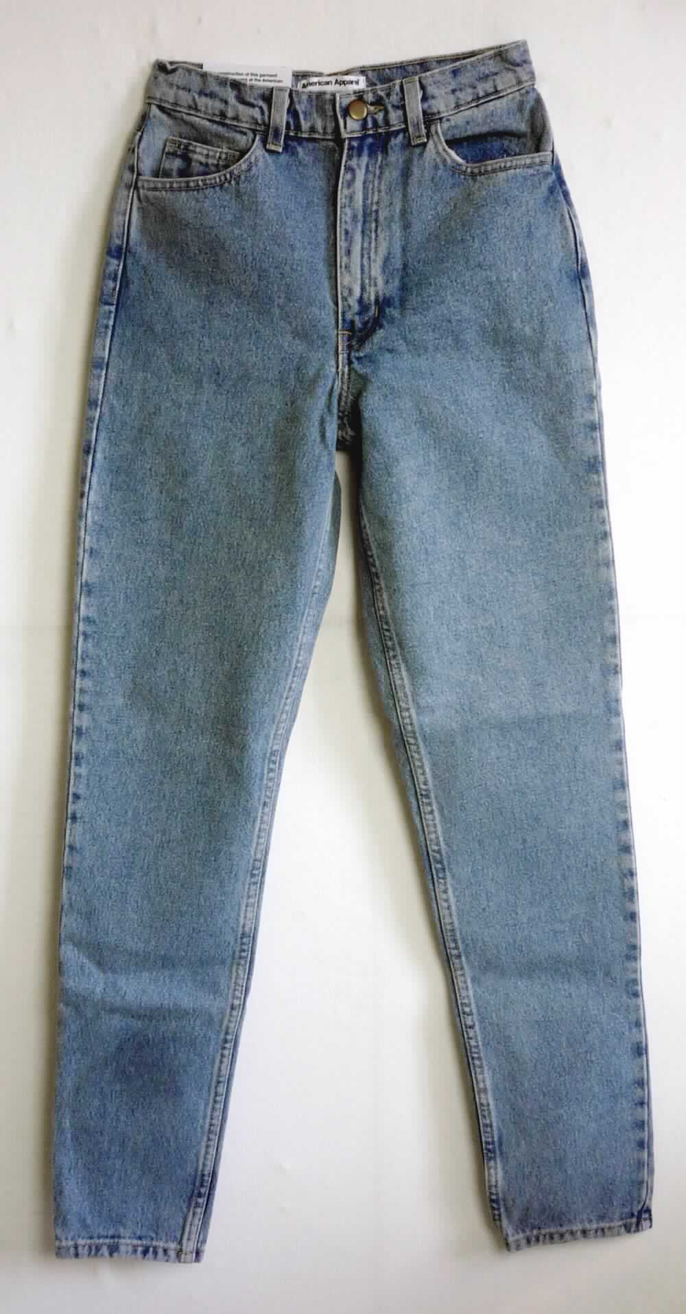 Lange Hose, sog. gewebte Jeans, Art. RSADM304, Größe 26, Foto siehe Anlage,
- aus ca. 1,1 mm dicken, buntgewebten, köperbindigen Denimgeweben aus laut Antrag 100 % Baumwolle,
- in der Taille abschließend, mit einem angesetzten Bund mit Gürtelschlaufen,
- vorn mit einer Öffnung mit Reißverschluss und Patte von links über rechts (Männerkleidung), die im Taillenbund 
  mit einem Knopf geschlossen wird,
- vorn mit zwei eingesetzten, offenen Taschen und einer aufgesetzten, kleinen Tasche sowie hinten mit zwei 
  aufgesetzten, offenen Gesäßtaschen,
- mit langen Hosenbeinen; an den Beinabschlüssen durch Umschlagen und Festnähen gesäumt,
- keine Arbeits- und Berufskleidung.

"Lange Hose, aus Geweben, für Männer, aus Baumwolle, keine Arbeits- und Berufskleidung, aus Denim"