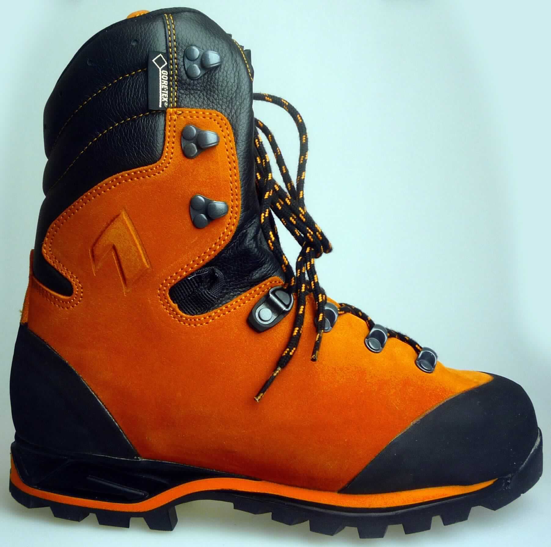 Sicherheitsstiefel (lt. Antrag: "Stiefel aus Rindleder, Protector Forest, Art. 603101", Foto siehe Anlage)
- mit Laufsohlen aus (lt. Antrag) Kautschuk, ohne Hauptsohle aus Holz,
- mit Oberteil aus Leder (den größten Teil der Außenfläche bildend) und Kunststoff (Spinnstoff mit einer mit 
  bloßem Auge wahrnehmbaren Außenschicht aus Kunststoff),
- auf das Oberteil sind Verstärkungsteile aus Kunststoff und Leder aufgesetzt,
- mit Schnürsenkelverschluss und abstehenden Metallhaken und -ösen,
- mit Metallschutz in der Vorderkappe

"Schuhe mit Laufsohlen aus Kautschuk und Oberteil aus Leder, andere als in den UPos. 6403 1200 bis 6403 2000 
 genannt, mit einem Metallschutz in der Vorderkappe"